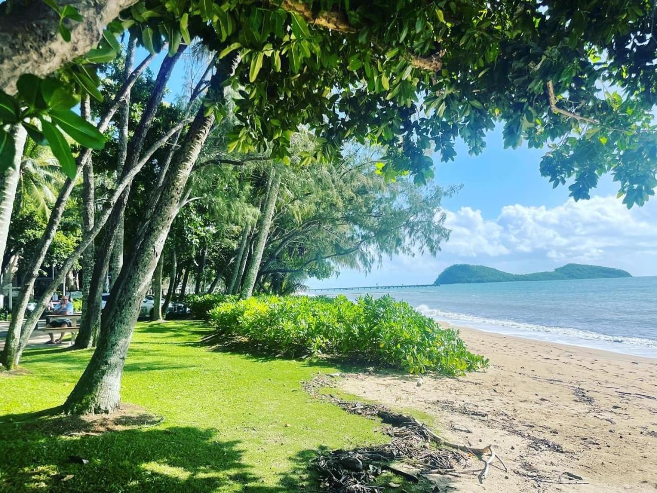 Luxury 2 Bed Palm Cove Unit, Pool & Partial Ocean View from 2nd Floor