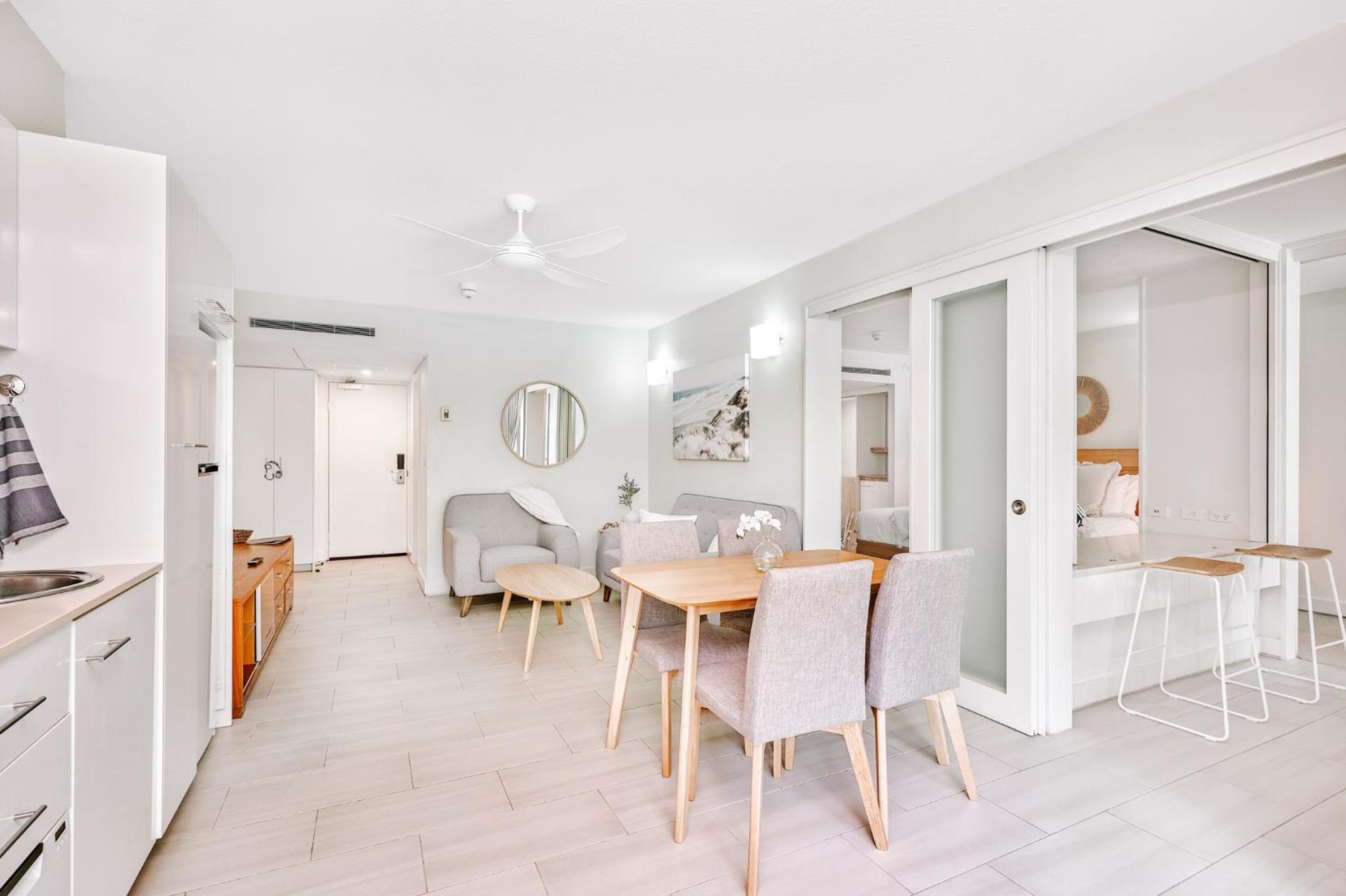 Luxury 2 Bed Palm Cove Unit, Pool & Partial Ocean View from 2nd Floor