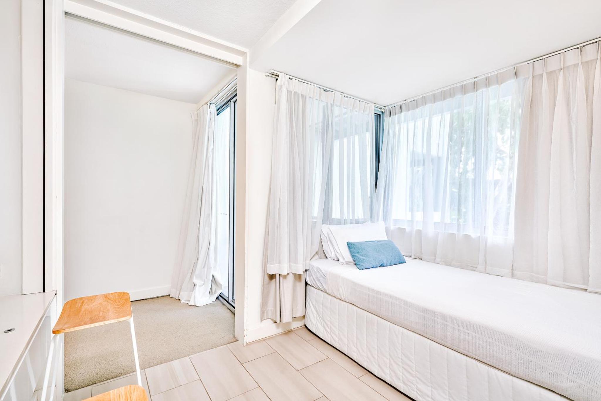 Luxury 2 Bed Palm Cove Unit, Pool & Partial Ocean View from 2nd Floor