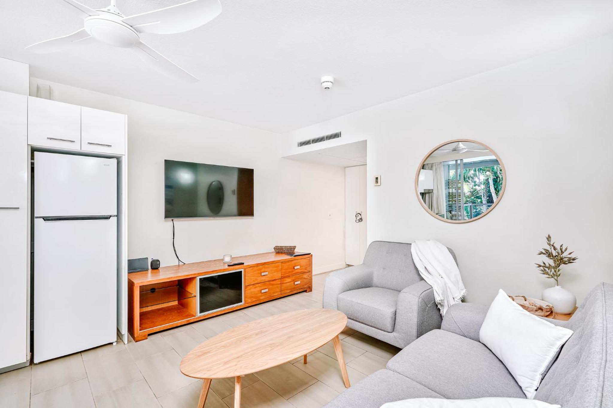 Luxury 2 Bed Palm Cove Unit, Pool & Partial Ocean View from 2nd Floor