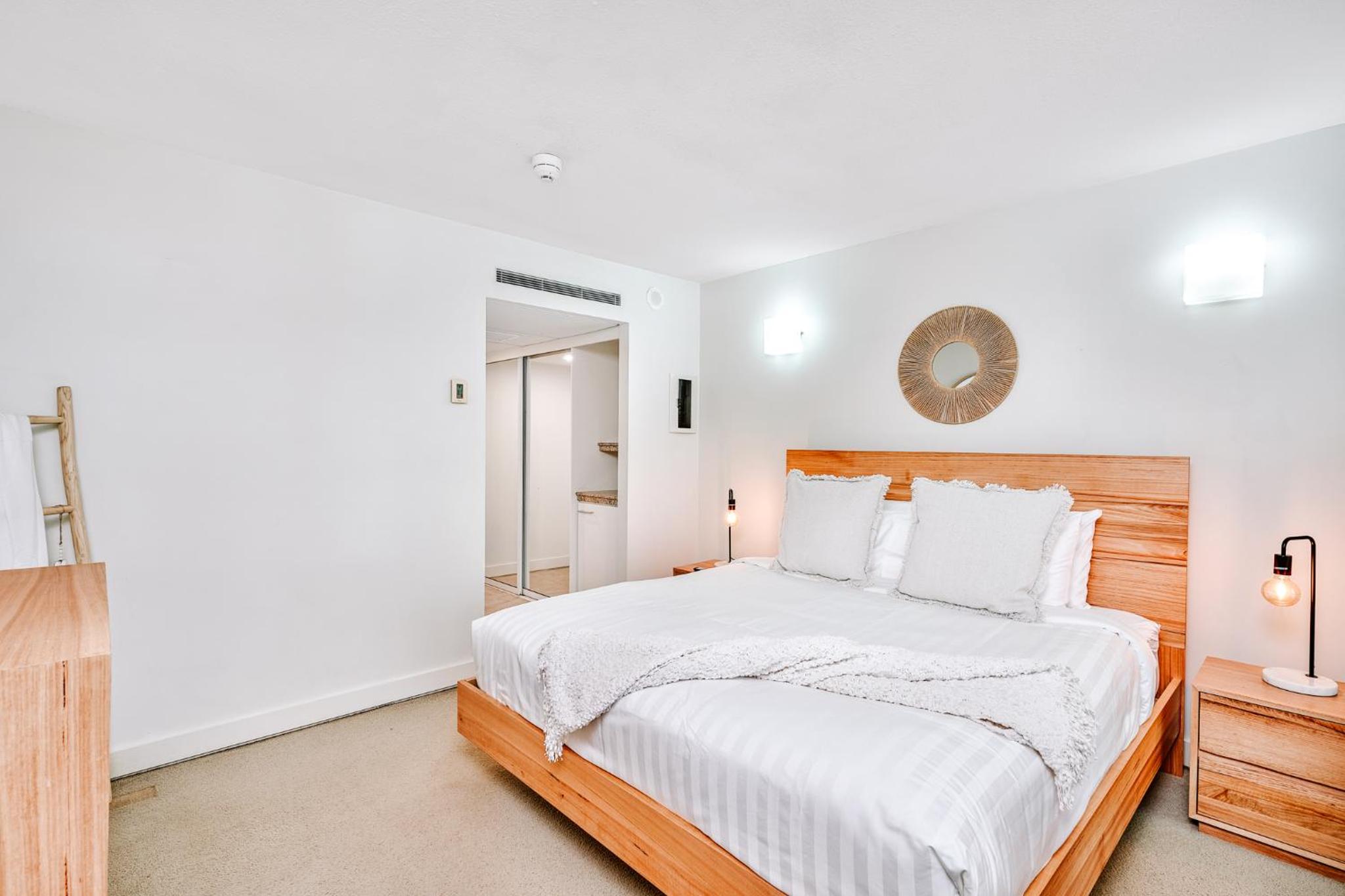 Luxury 2 Bed Palm Cove Unit, Pool & Partial Ocean View from 2nd Floor