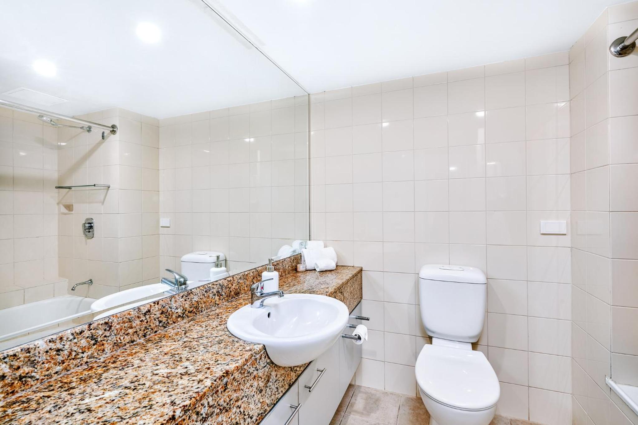Luxury 2 Bed Palm Cove Unit, Pool & Partial Ocean View from 2nd Floor