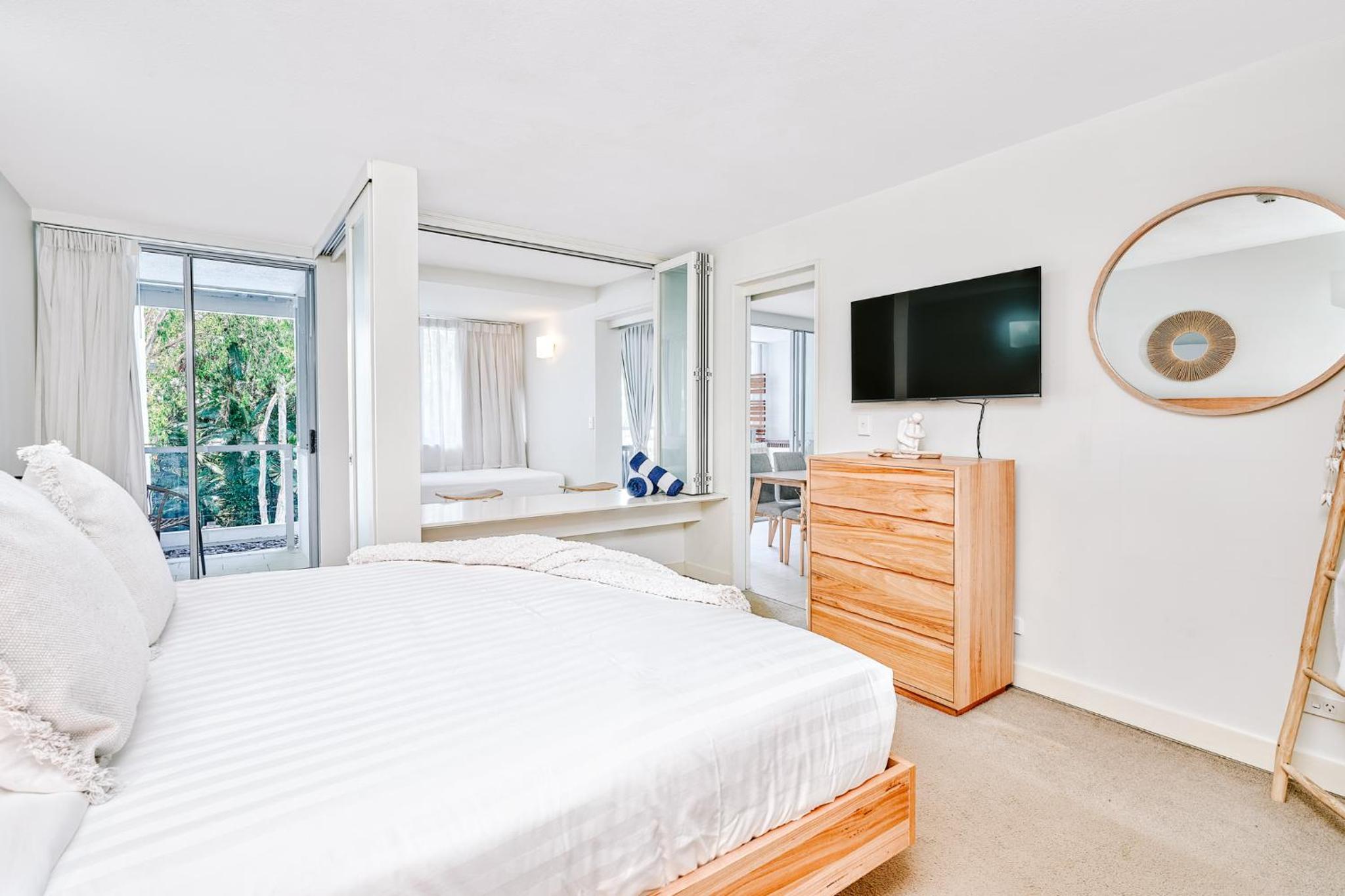 Luxury 2 Bed Palm Cove Unit, Pool & Partial Ocean View from 2nd Floor