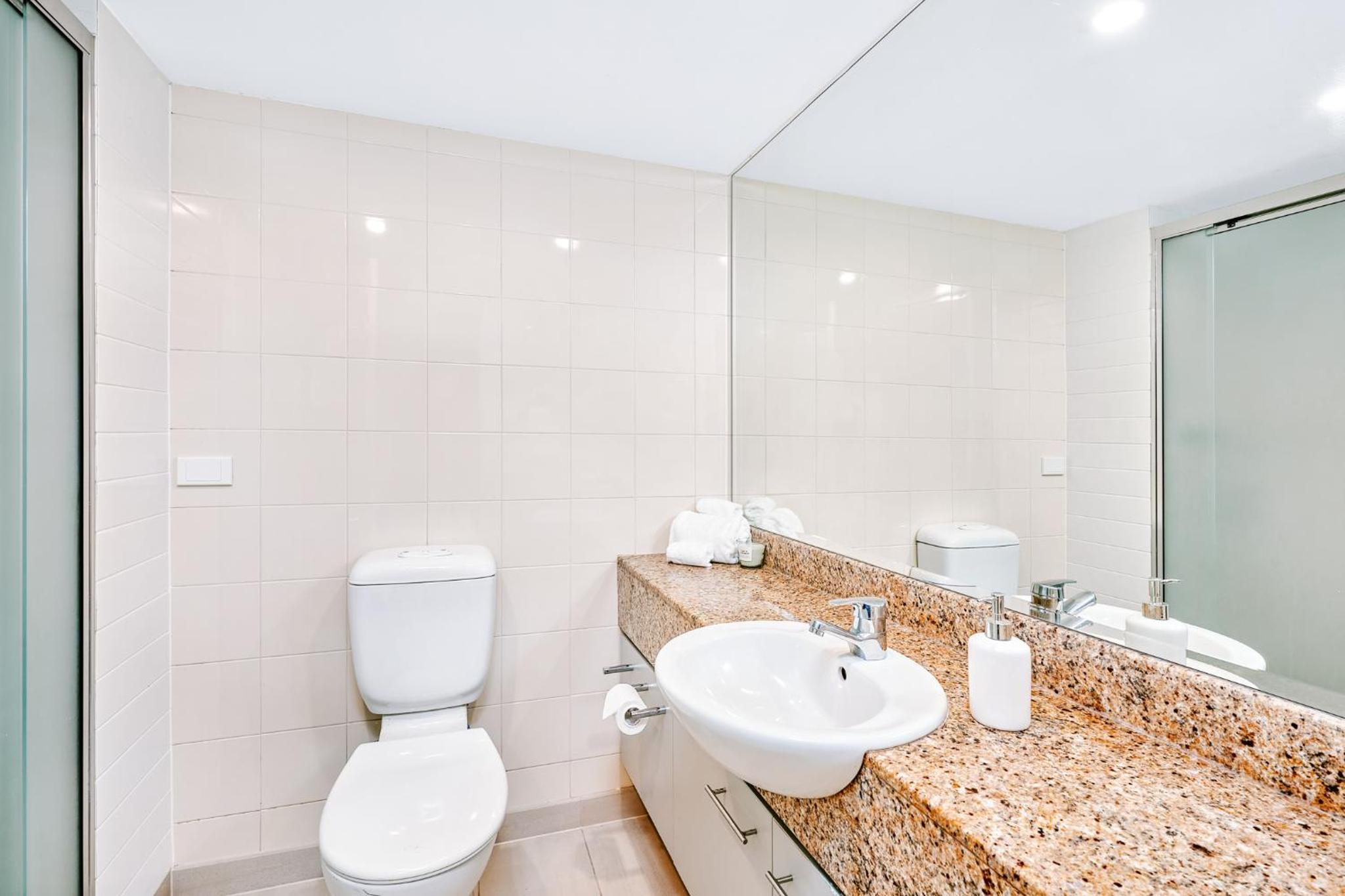Luxury 2 Bed Palm Cove Unit, Pool & Partial Ocean View from 2nd Floor