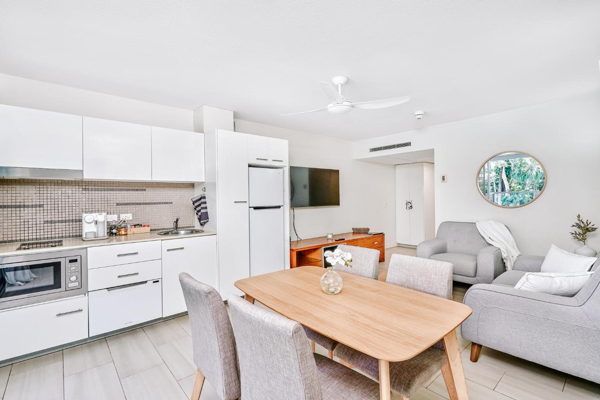 Luxury 2 Bed Palm Cove Unit, Pool & Partial Ocean View from 2nd Floor
