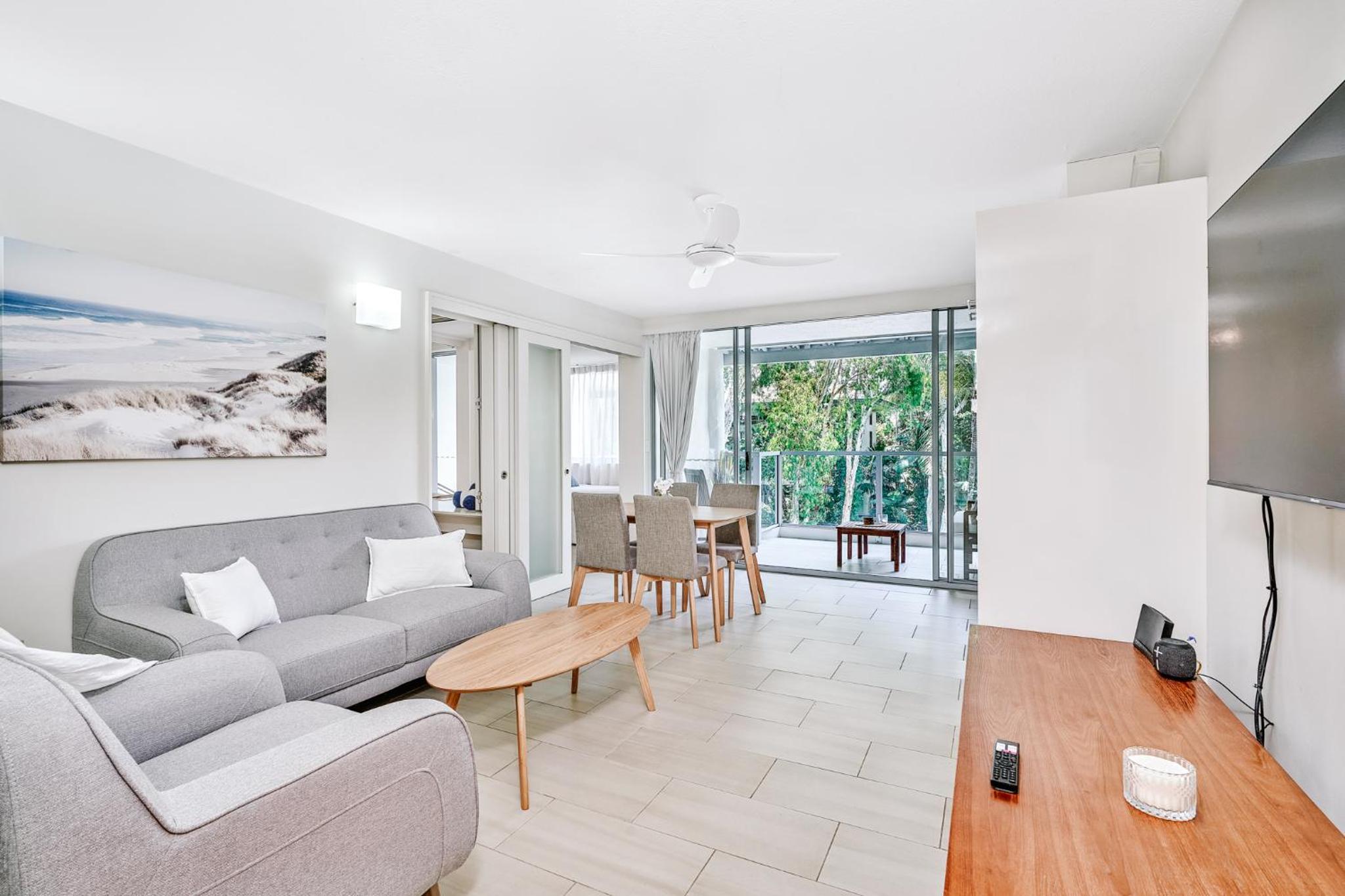 Luxury 2 Bed Palm Cove Unit, Pool & Partial Ocean View from 2nd Floor