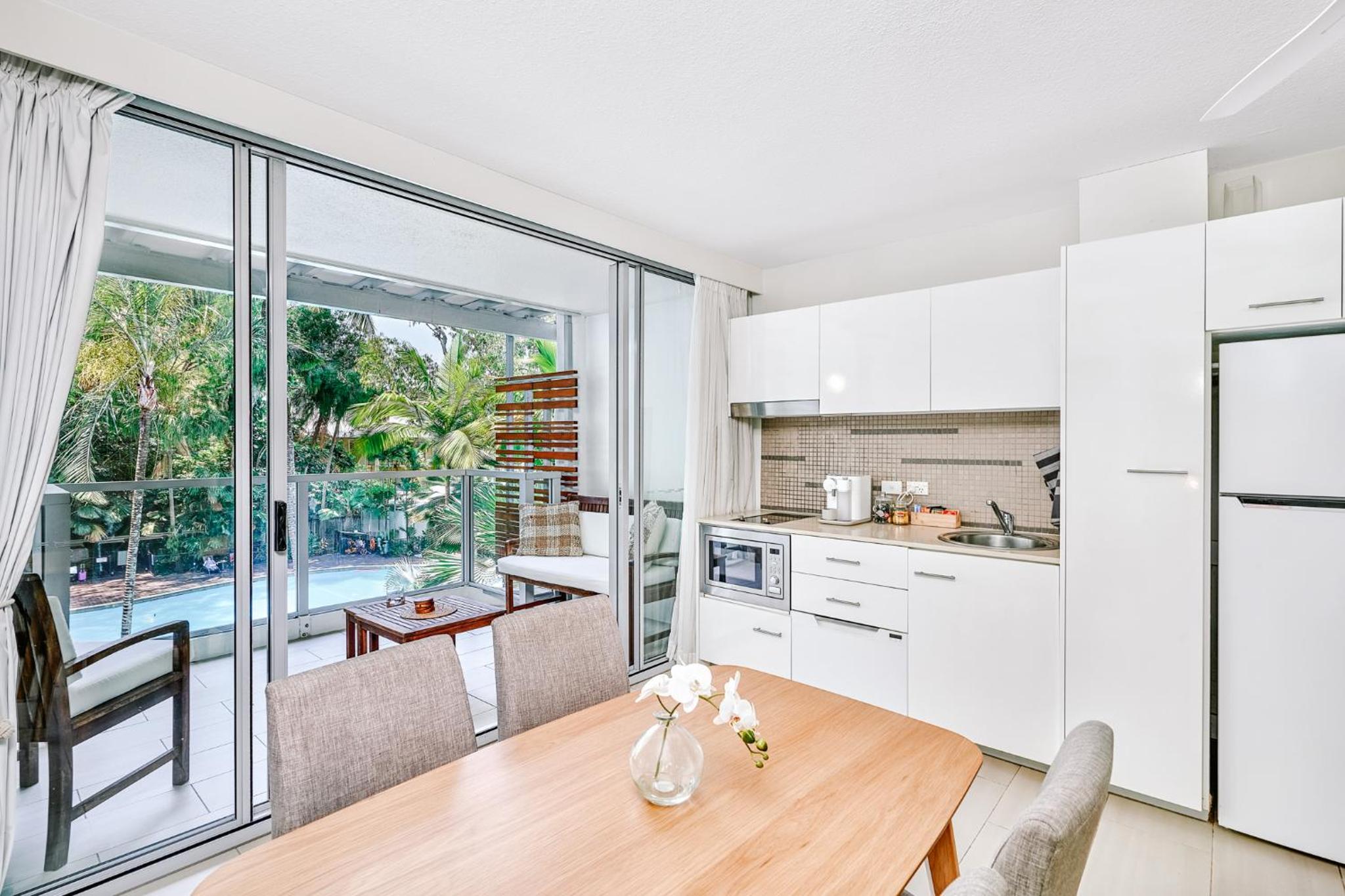 Luxury 2 Bed Palm Cove Unit, Pool & Partial Ocean View from 2nd Floor