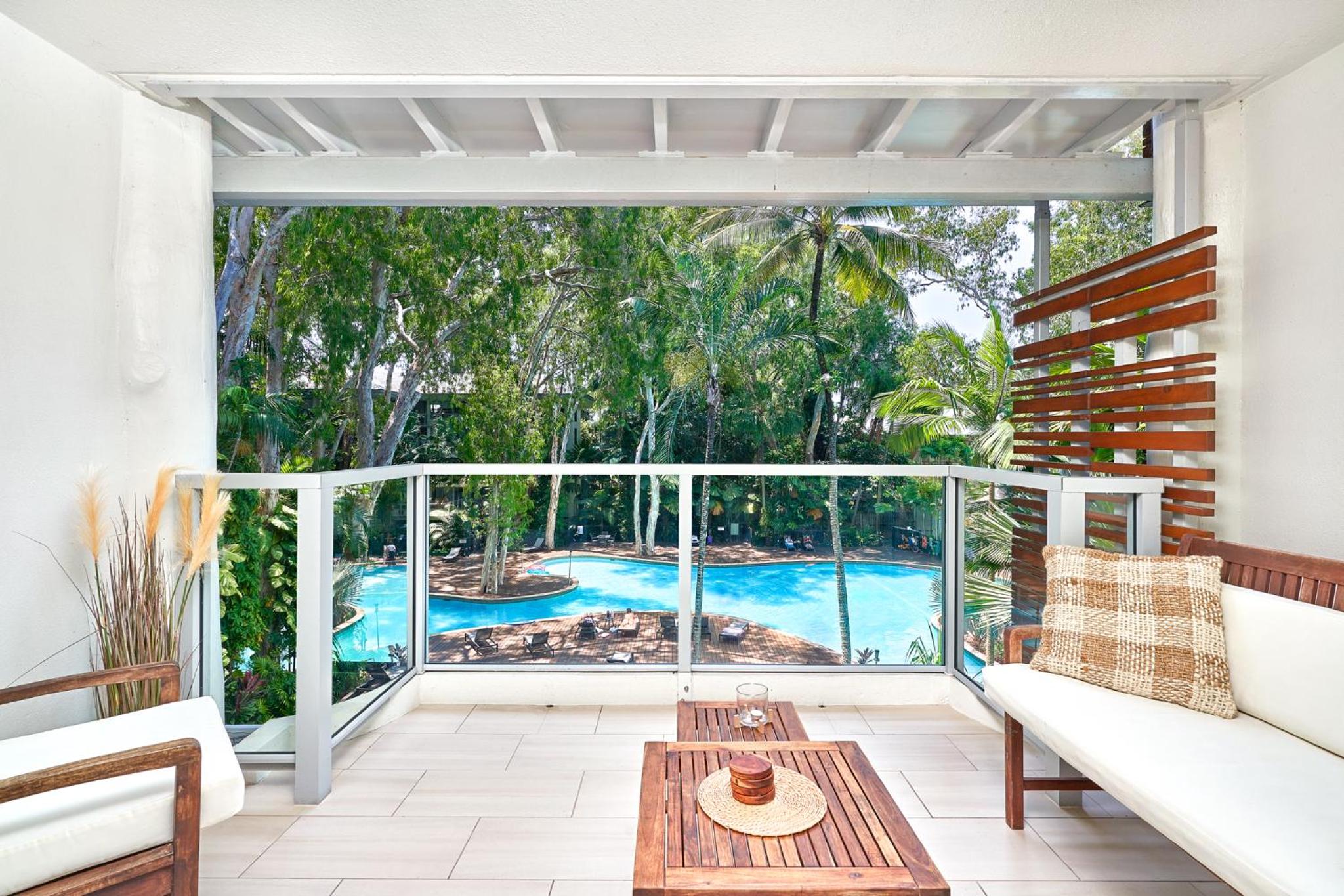 Luxury 2 Bed Palm Cove Unit, Pool & Partial Ocean View from 2nd Floor