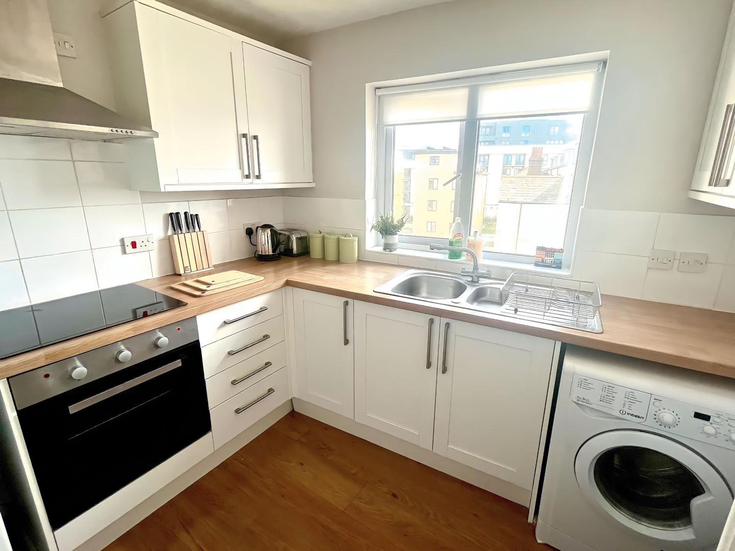 Seaview Apartment - Steps to Southsea Beach