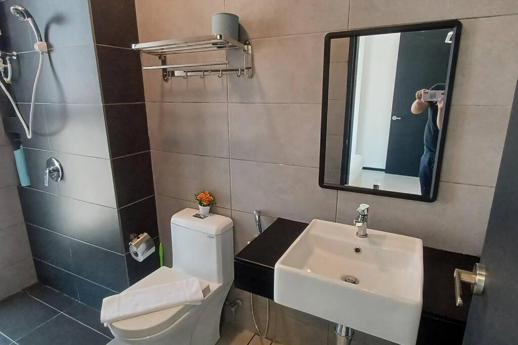 Stylish Urban Suite Penang - with infinite pool view 2