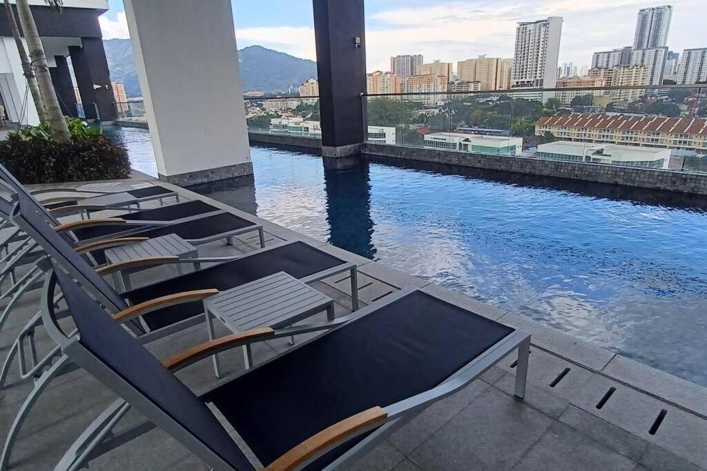 Stylish Urban Suite Penang - with infinite pool photo 2