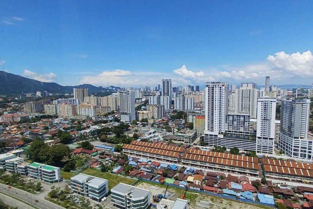 Stylish Urban Suite Penang - with infinite pool photo 5
