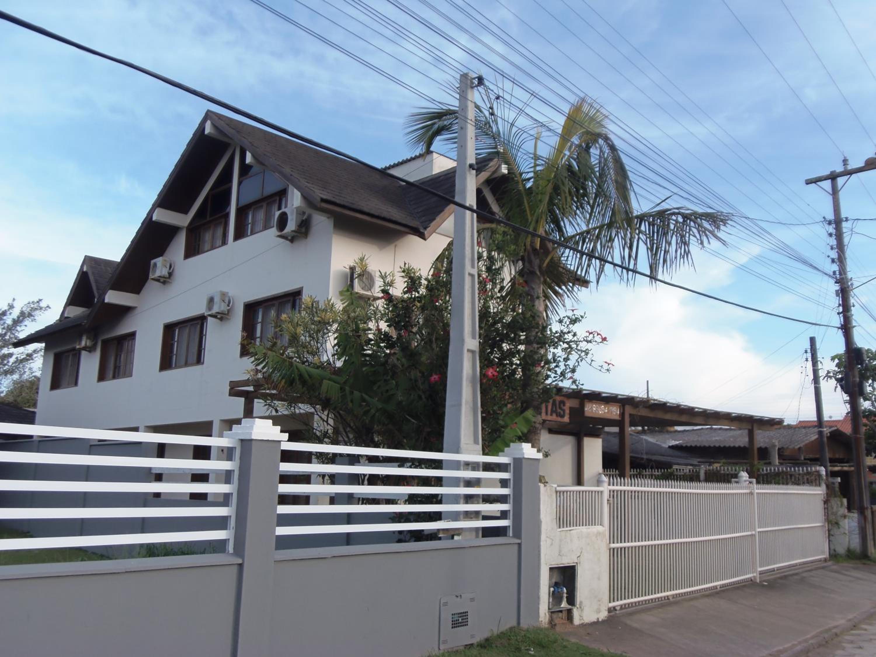 Townhouse composta por 4 triplex duas suítes a duas quadras do mar
