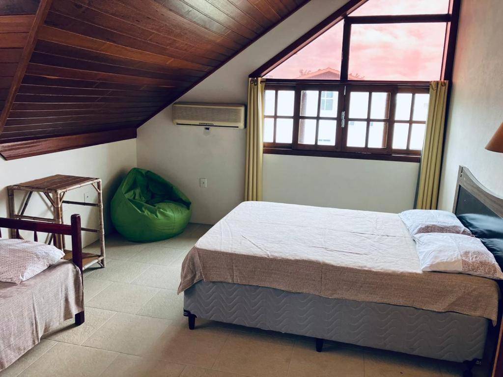 Townhouse composta por 4 triplex duas suítes a duas quadras do mar