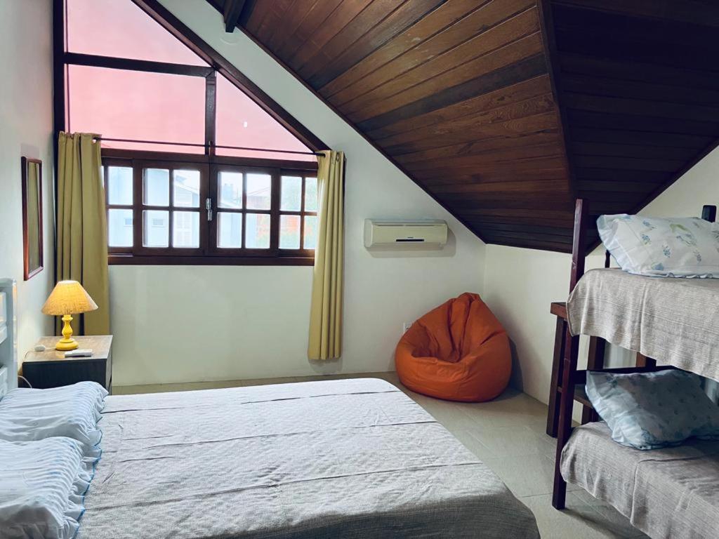 Townhouse composta por 4 triplex duas suítes a duas quadras do mar