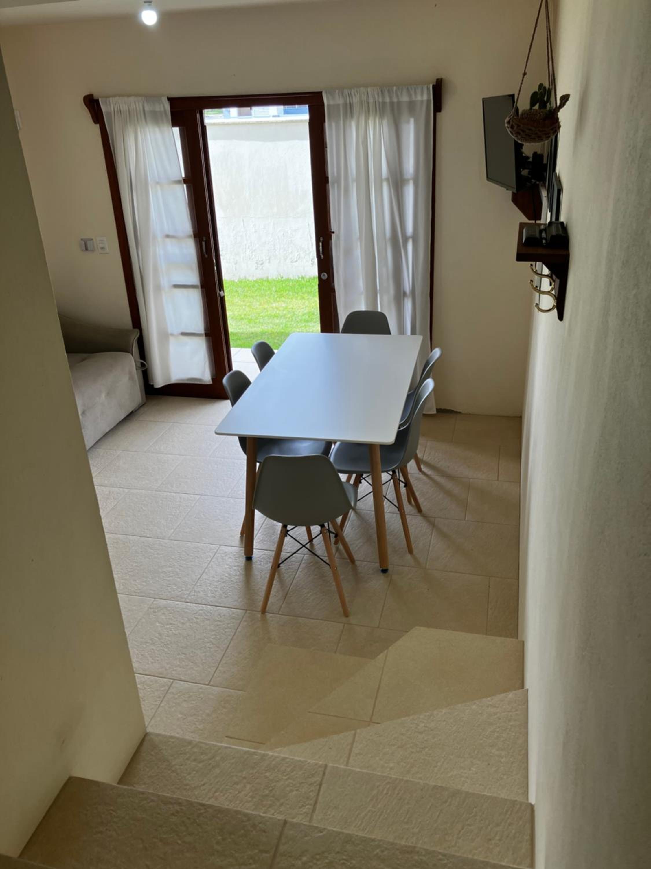 Townhouse composta por 4 triplex duas suítes a duas quadras do mar