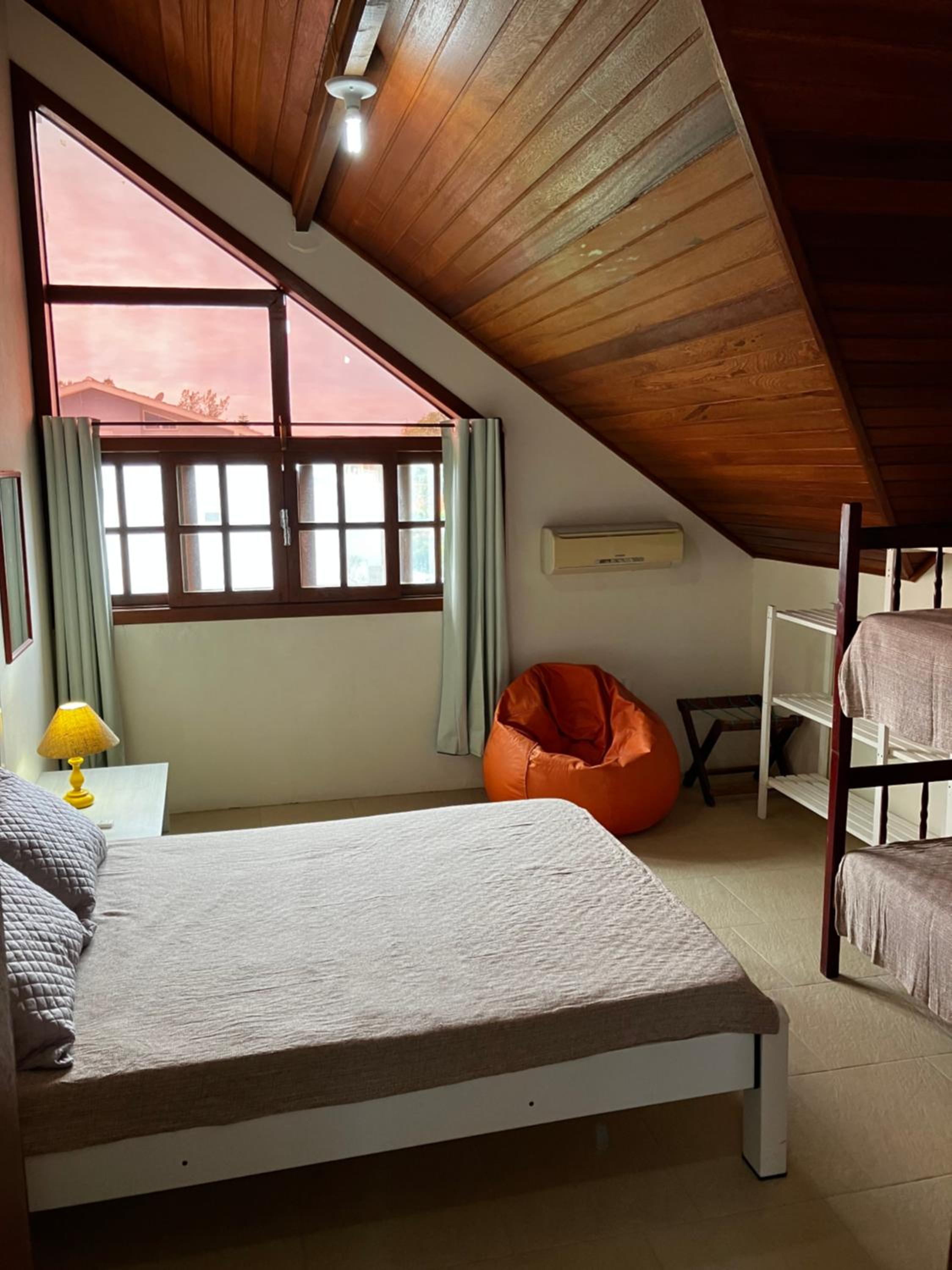 Townhouse composta por 4 triplex duas suítes a duas quadras do mar