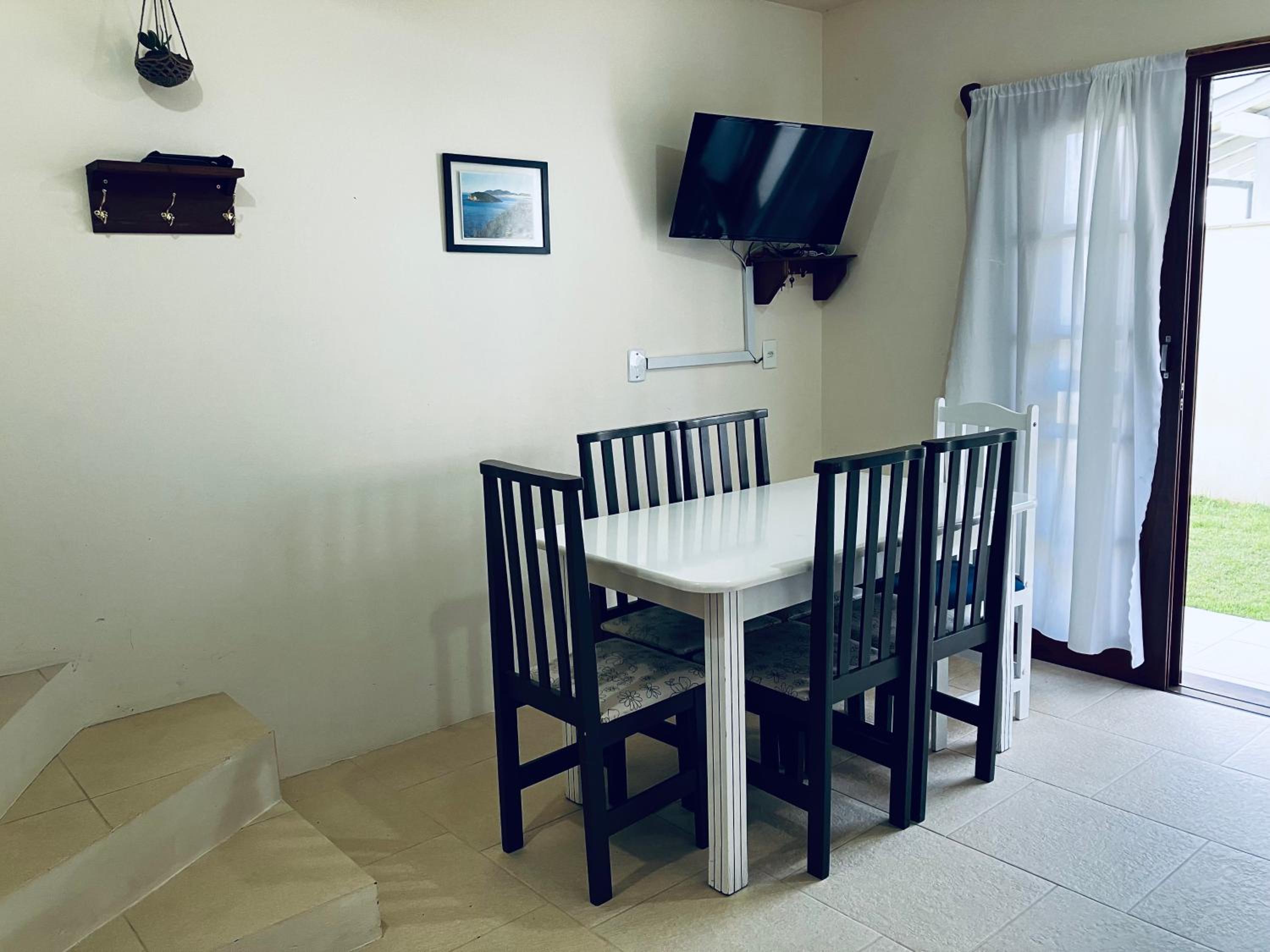 Townhouse composta por 4 triplex duas suítes a duas quadras do mar
