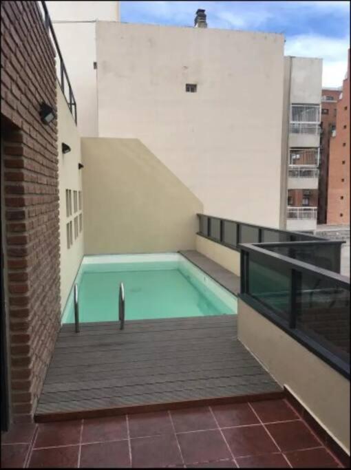Oasis urbano para 3 personas: terraza y piscina en Córdoba