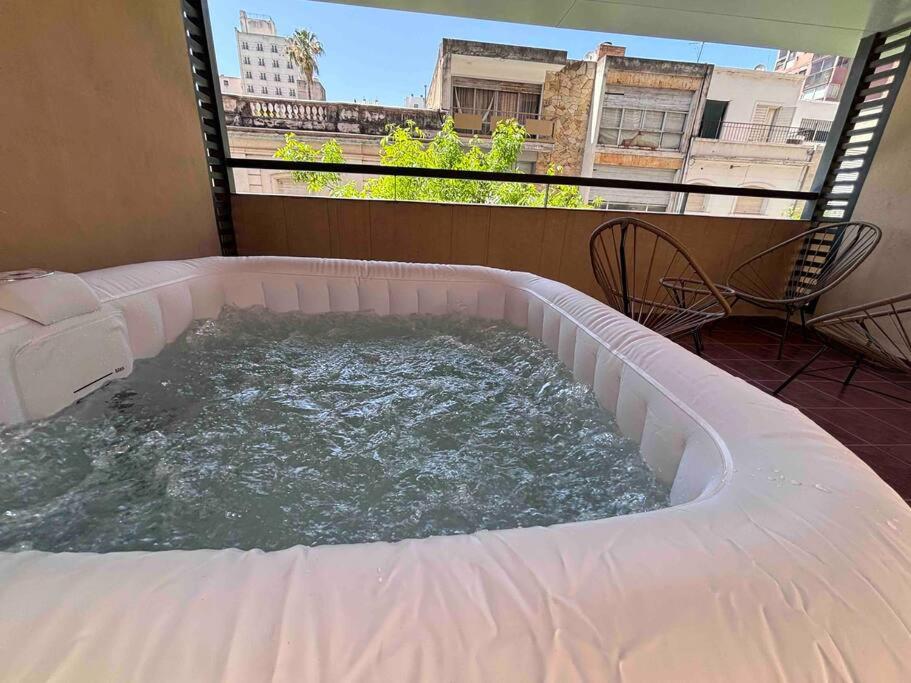 Oasis urbano para 3 personas: terraza y piscina en Córdoba
