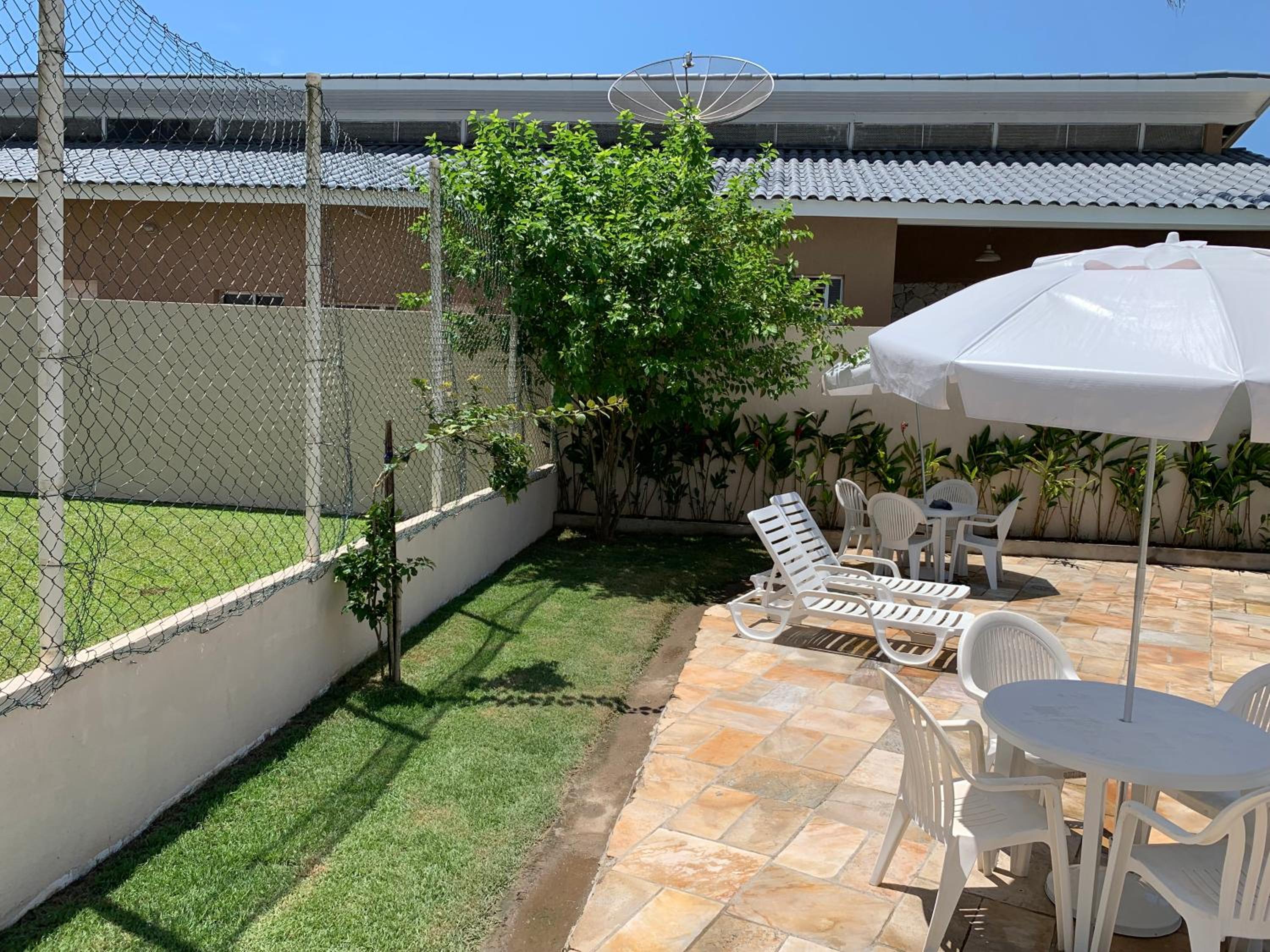 Apto 11 - Com 1 dorm prox a praia da Enseada com piscina!