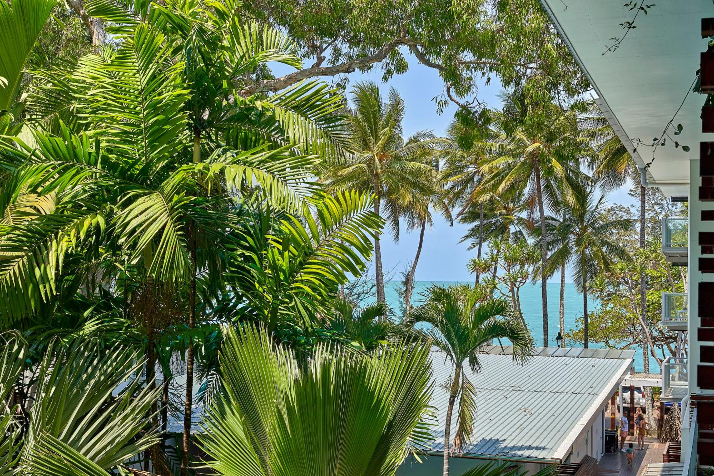 Luxury 2 Bed Palm Cove Unit, Pool & Partial Ocean View from 2nd Floor