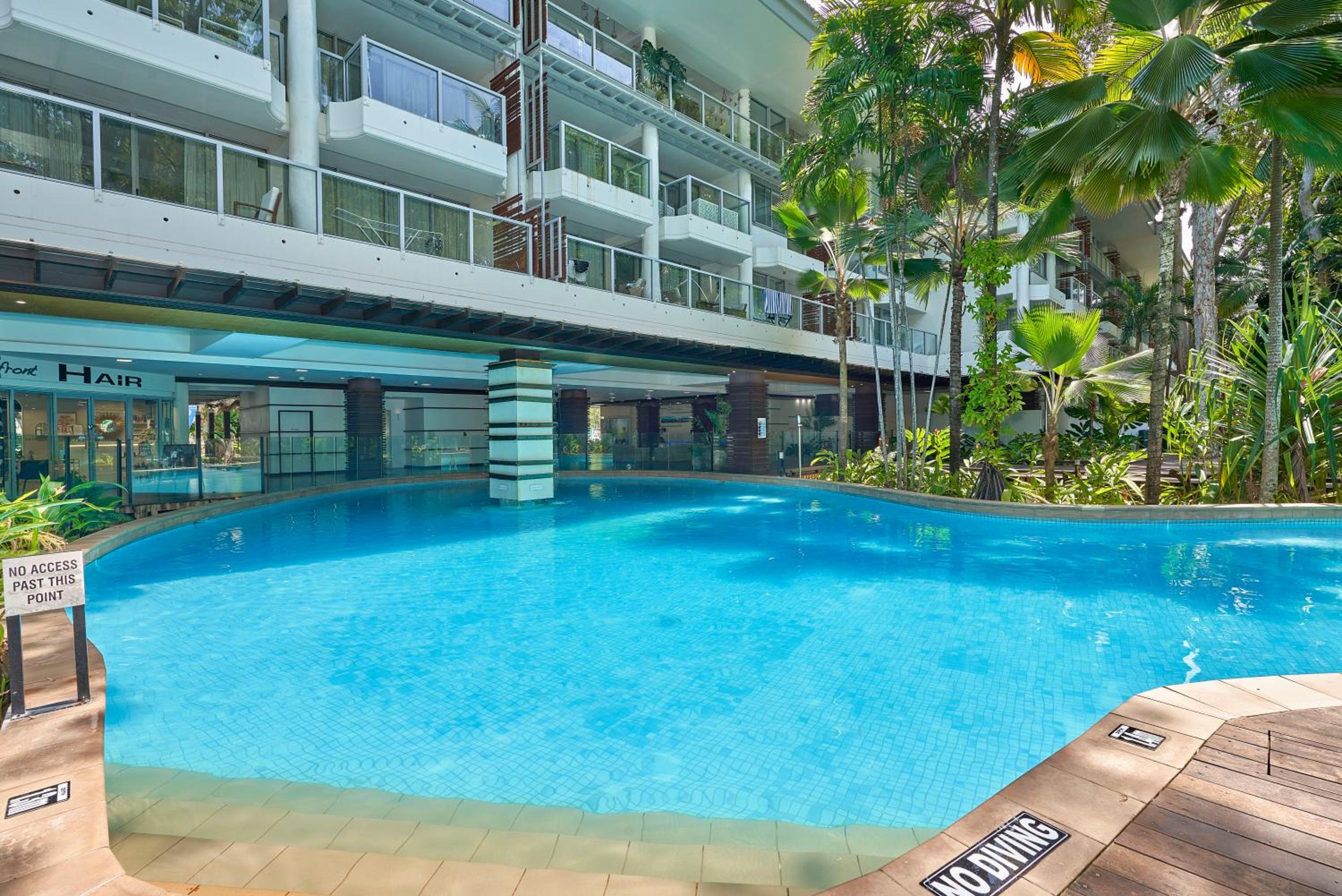 Luxury 2 Bed Palm Cove Unit, Pool & Partial Ocean View from 2nd Floor