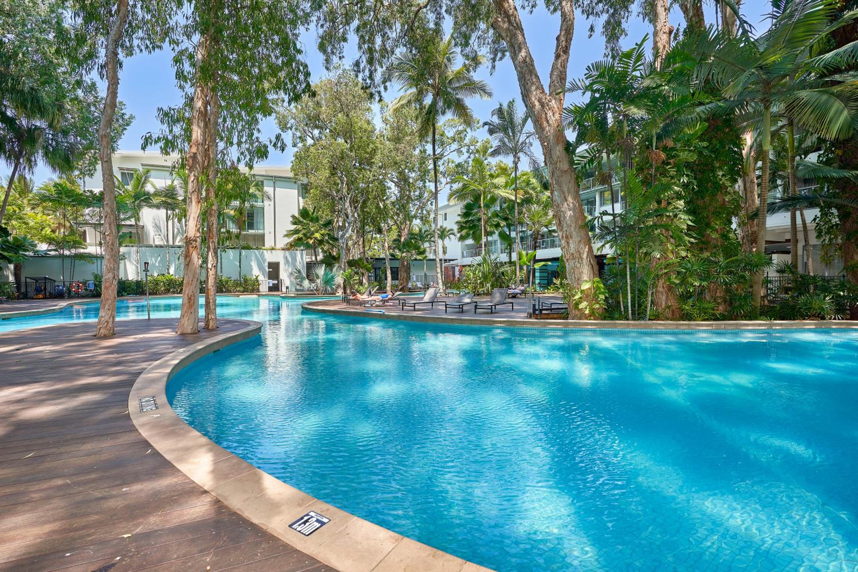Luxury 2 Bed Palm Cove Unit, Pool & Partial Ocean View from 2nd Floor