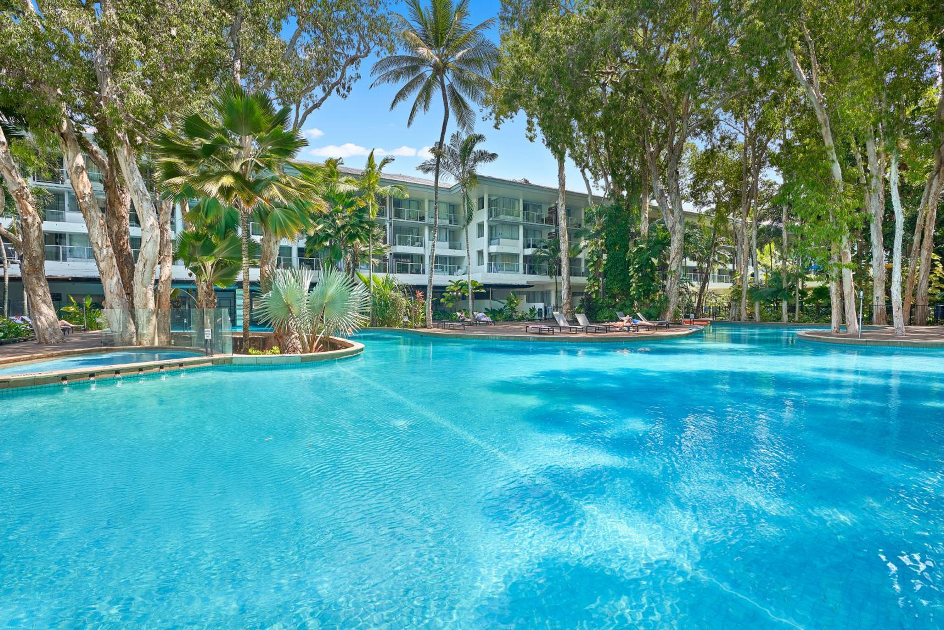 Luxury 2 Bed Palm Cove Unit, Pool & Partial Ocean View from 2nd Floor