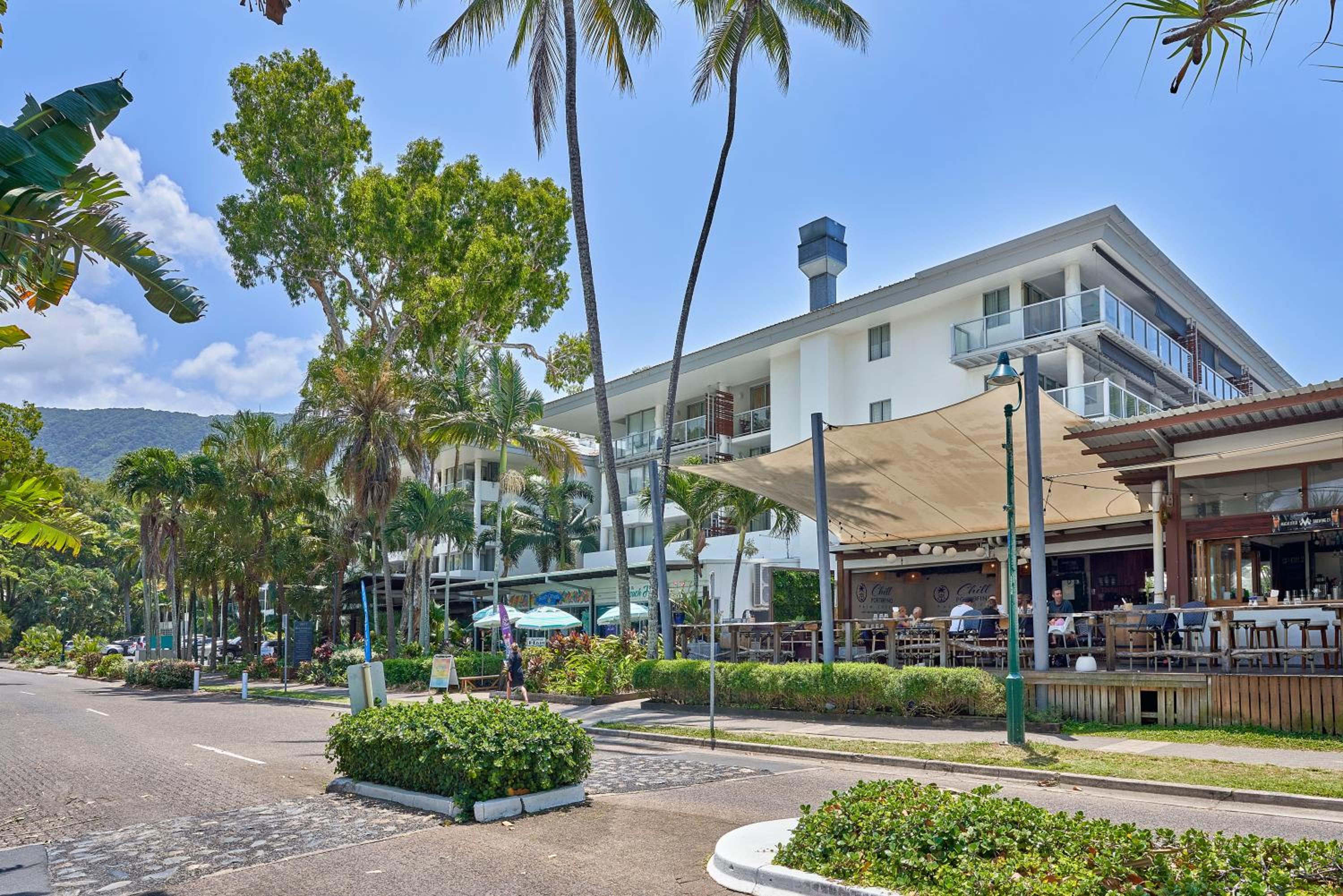 Luxury 2 Bed Palm Cove Unit, Pool & Partial Ocean View from 2nd Floor