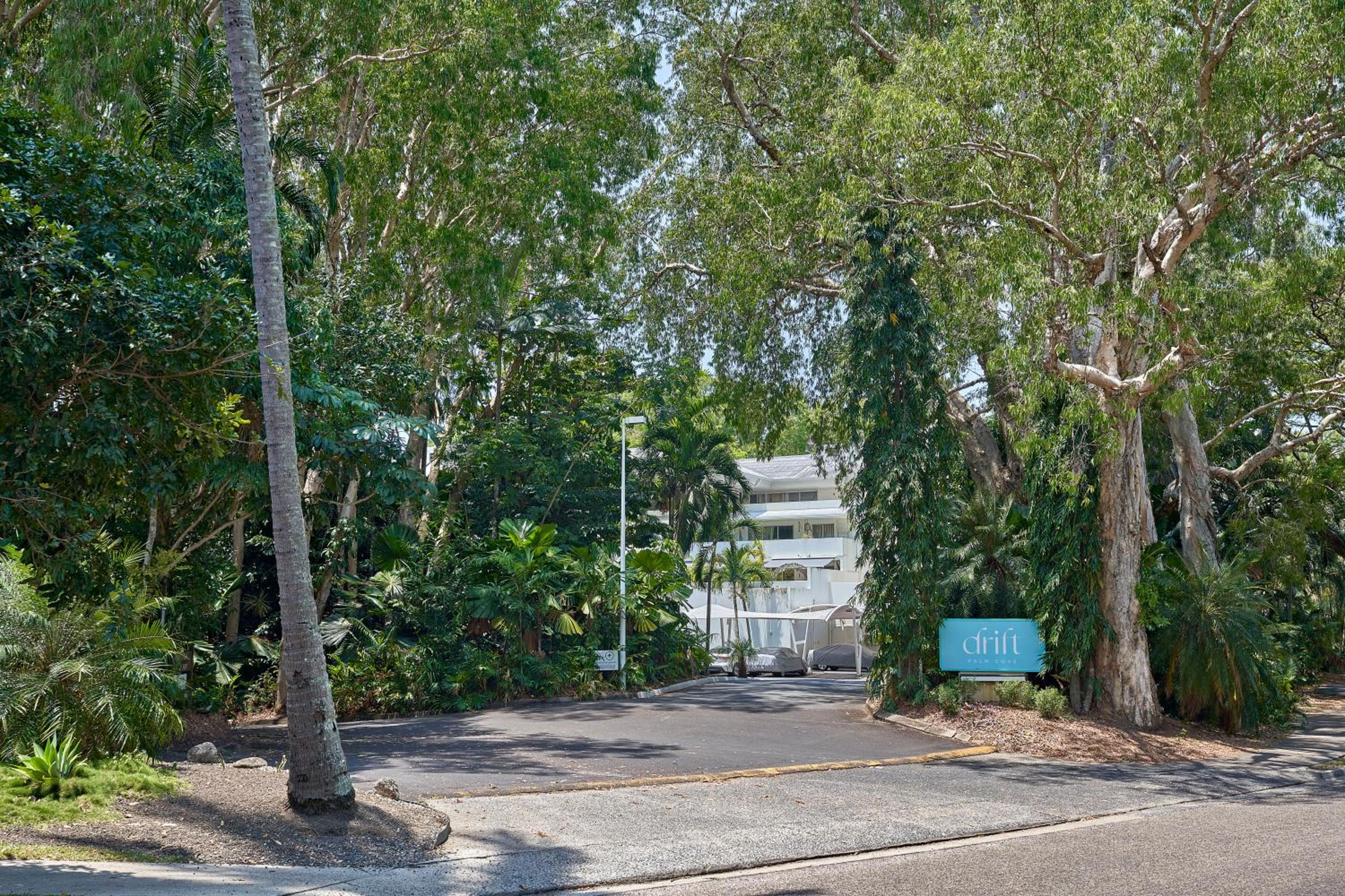 Hotel Luxury 2 Bed Palm Cove Unit, Pool & Ocean Views from Third Floor - Image 1