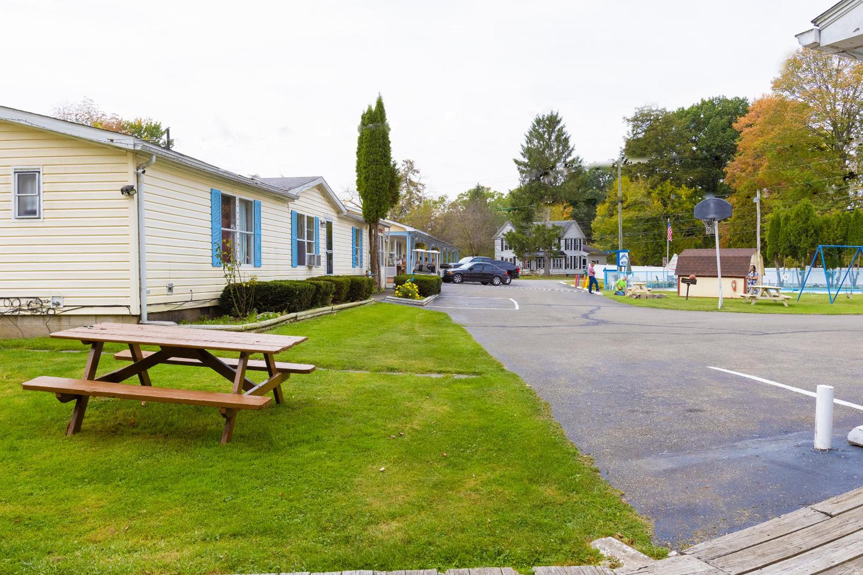 Parkside Motel by OYO Meadville Conneaut Lake view 4
