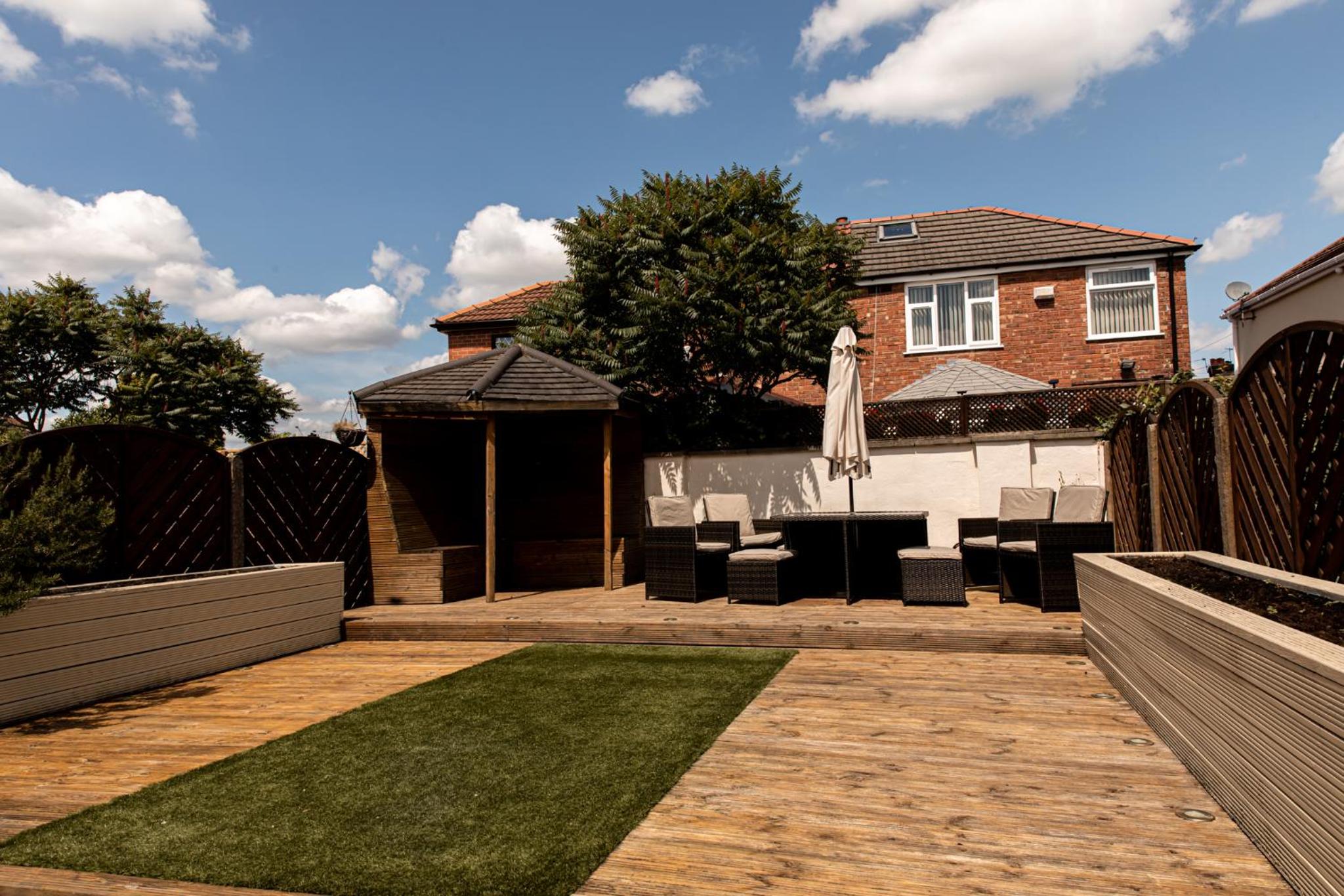 Inviting 3-Bed House in Manchester view 2