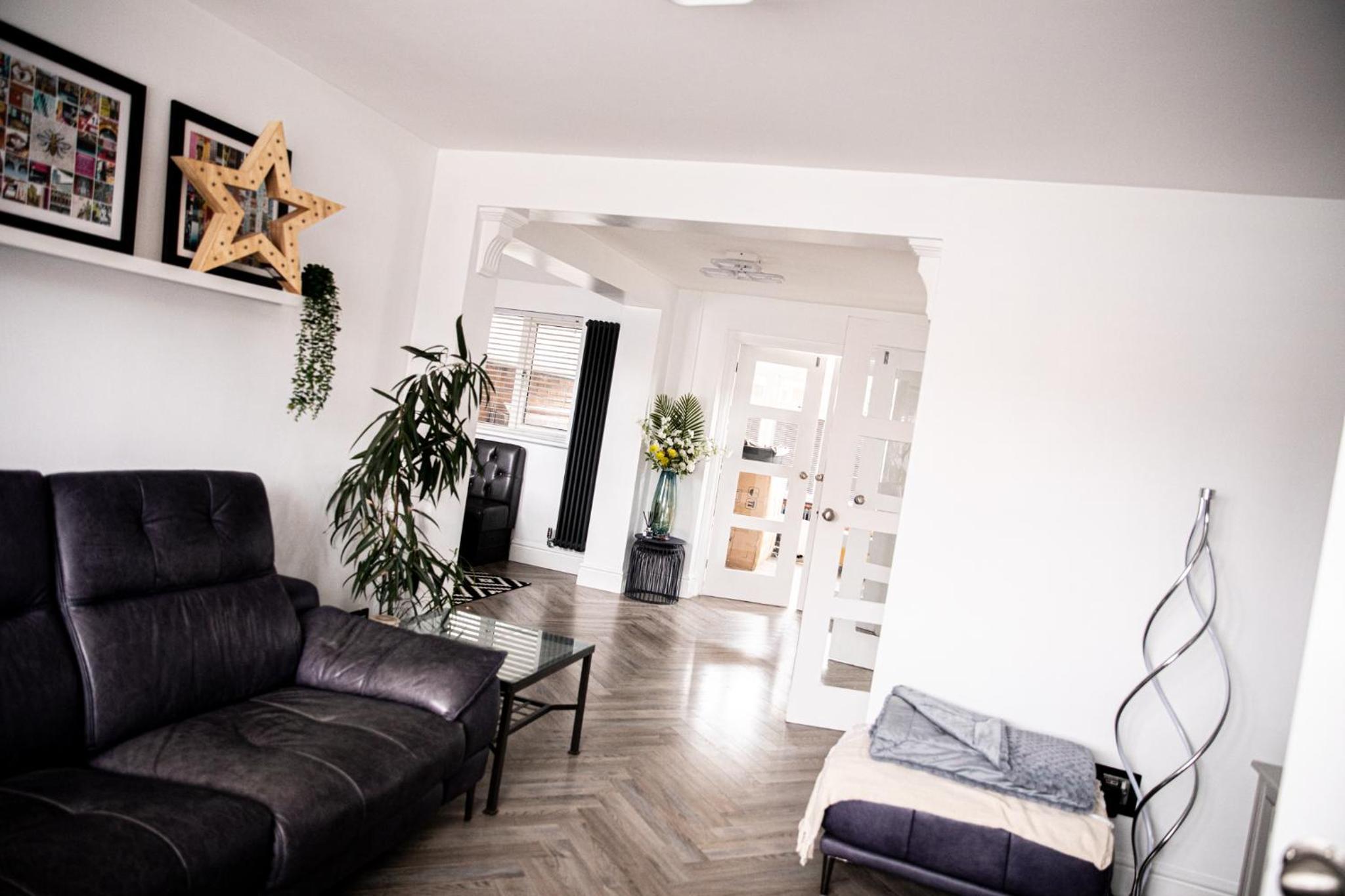 Inviting 3-Bed House in Manchester view 3