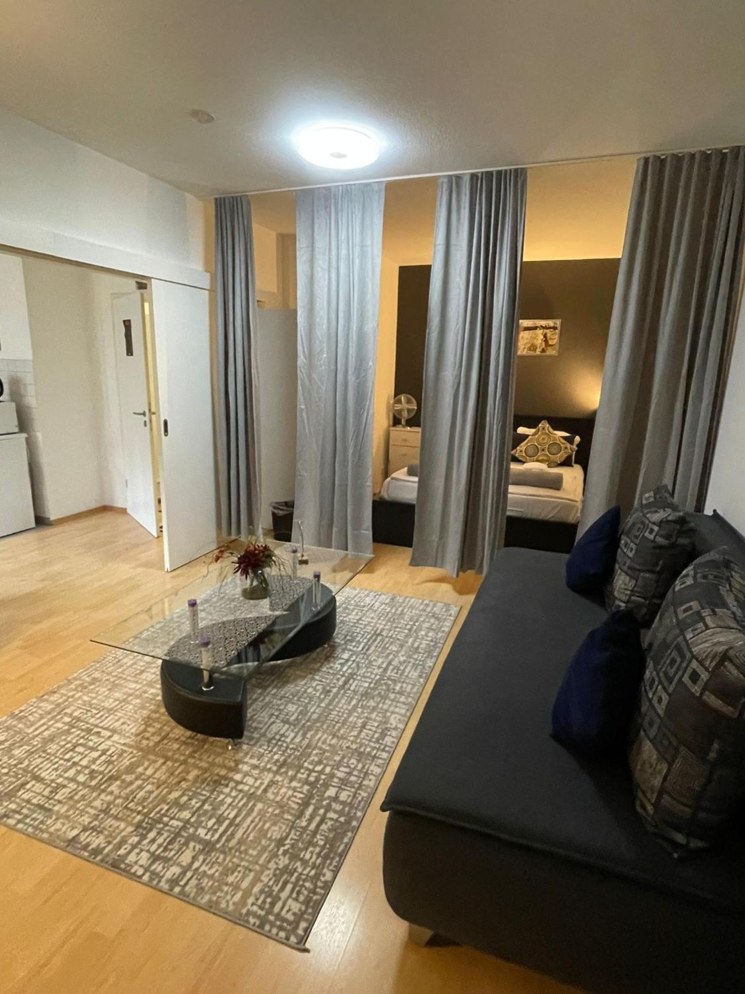 City West Studios en Stuttgart — hotel room
