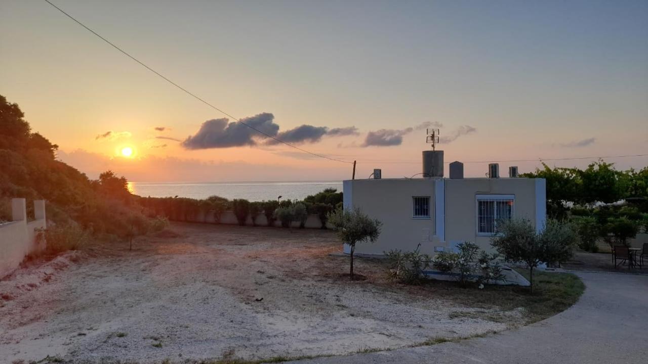 Beachfront Oleanders House in Skala