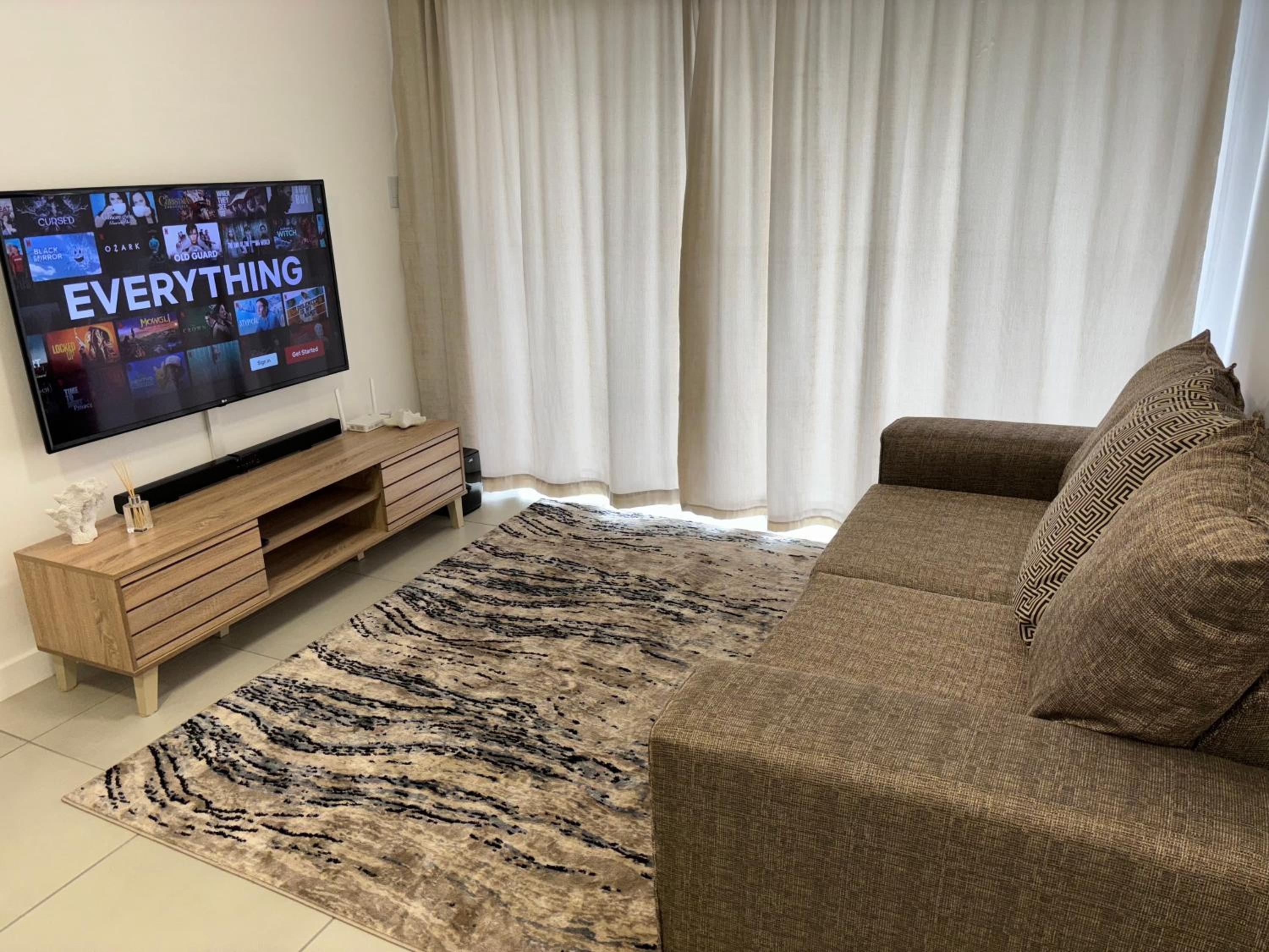 Luxury Ultra Modern Apartment - Queen Bed, Inverter, Pool, Gym & Spacious Balcony