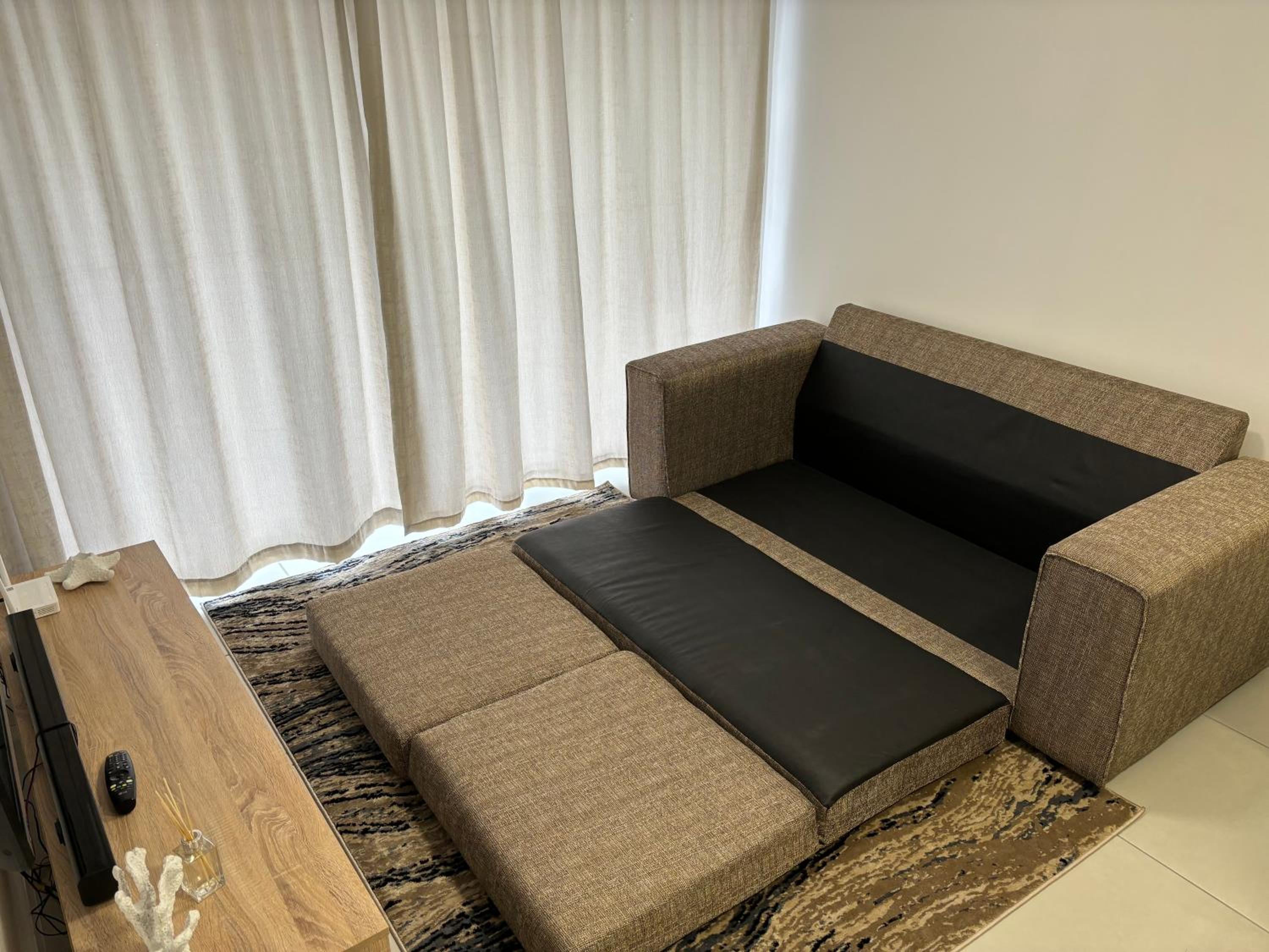 Luxury Ultra Modern Apartment - Queen Bed, Inverter, Pool, Gym & Spacious Balcony