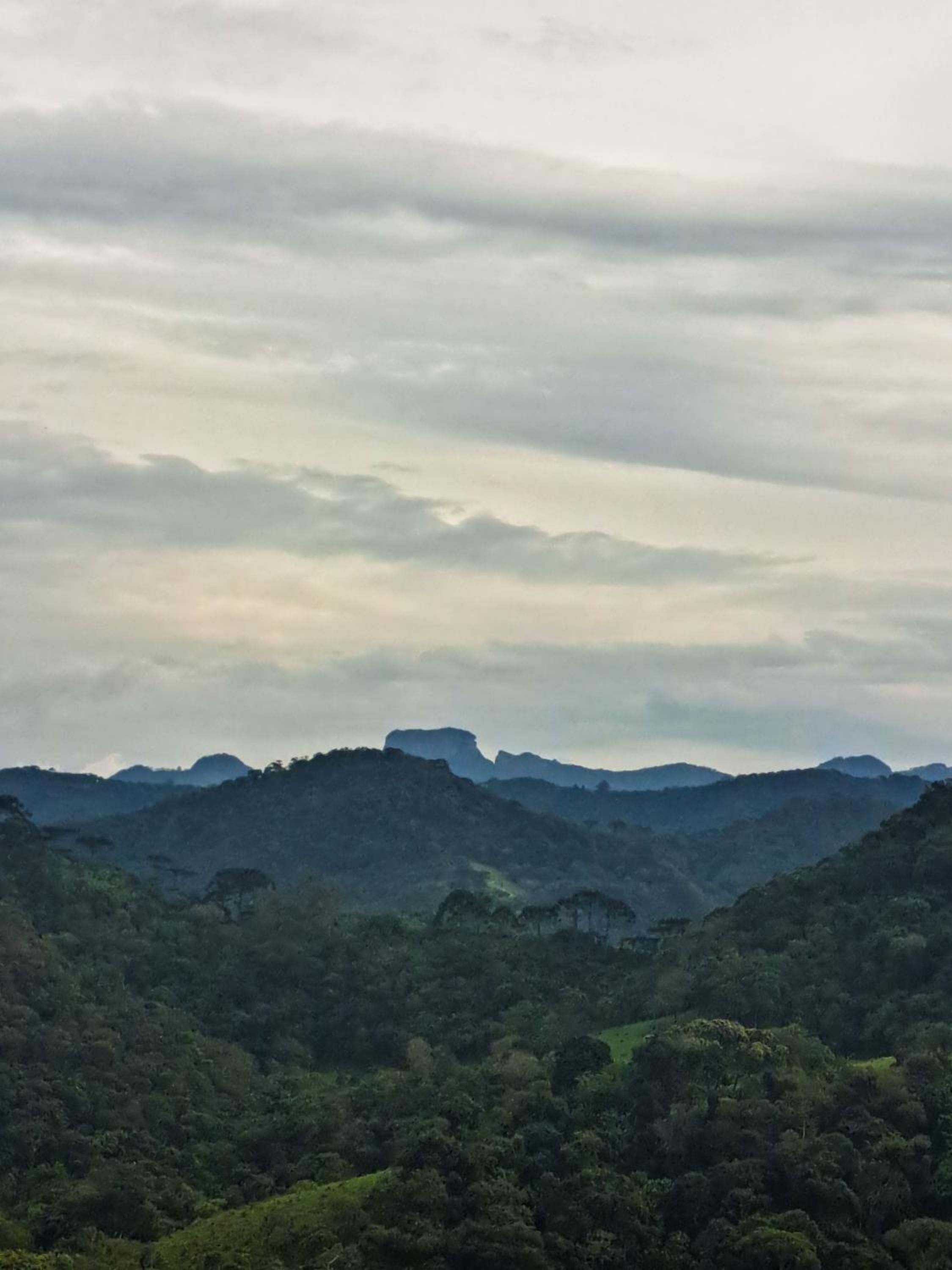 Embahu Suítes - Vista para Pedra do Baú e banheira de imersão