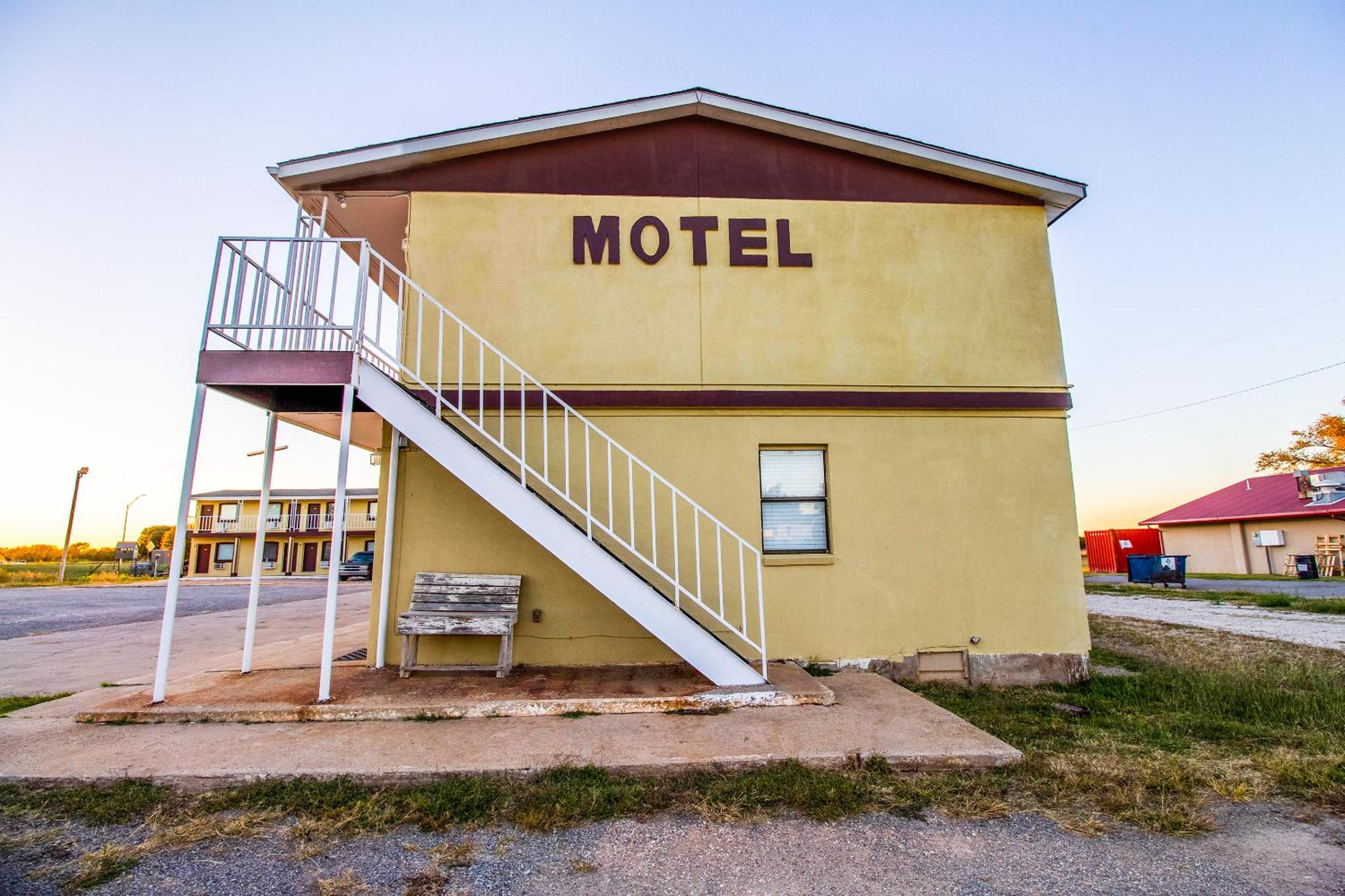 Crossroads Motel Seiling US 60 view 3