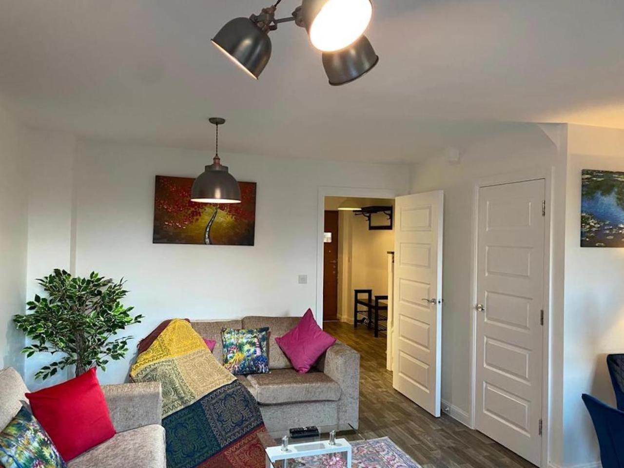 Homely, Cosy & Contemporary 4 BDR house with Garden & Parking 5 mins drive to Addenbrookes & Papworth hospitals & Bio Medical campus view 2
