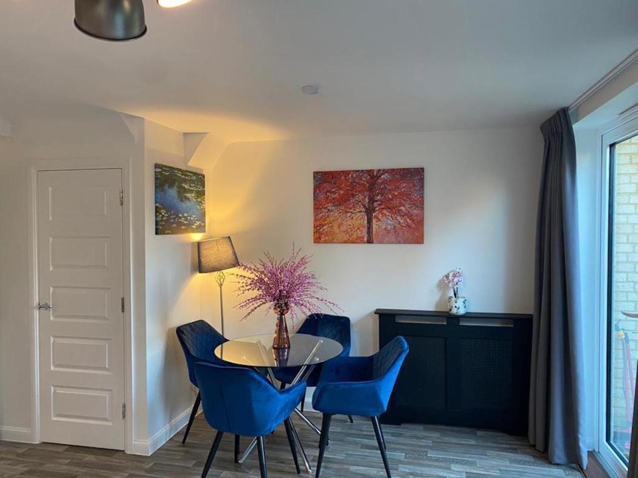 Homely, Cosy & Contemporary 4 BDR house with Garden & Parking 5 mins drive to Addenbrookes & Papworth hospitals & Bio Medical campus view 5