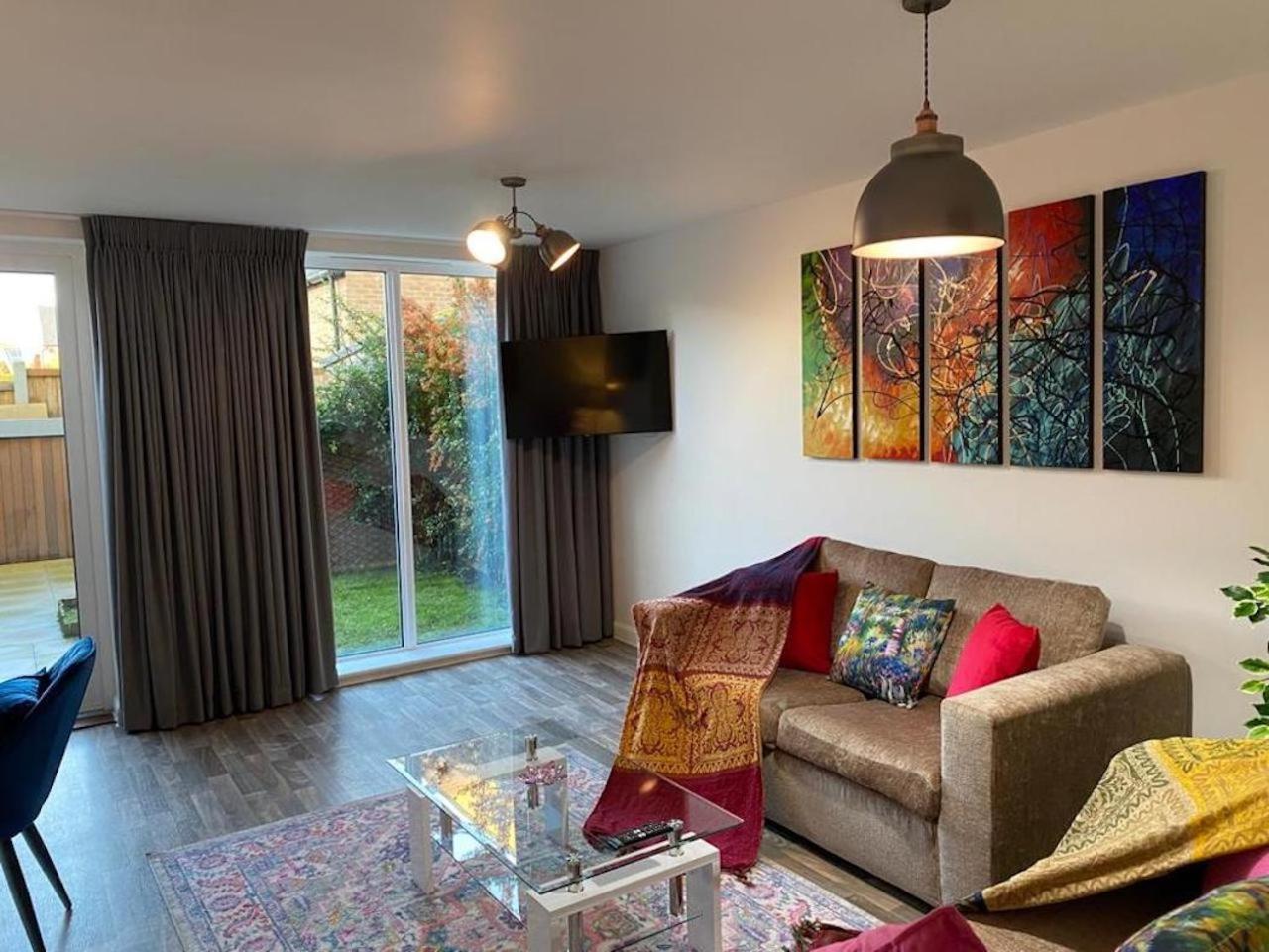 Homely, Cosy & Contemporary 4 BDR house with Garden & Parking 5 mins drive to Addenbrookes & Papworth hospitals & Bio Medical campus view 3