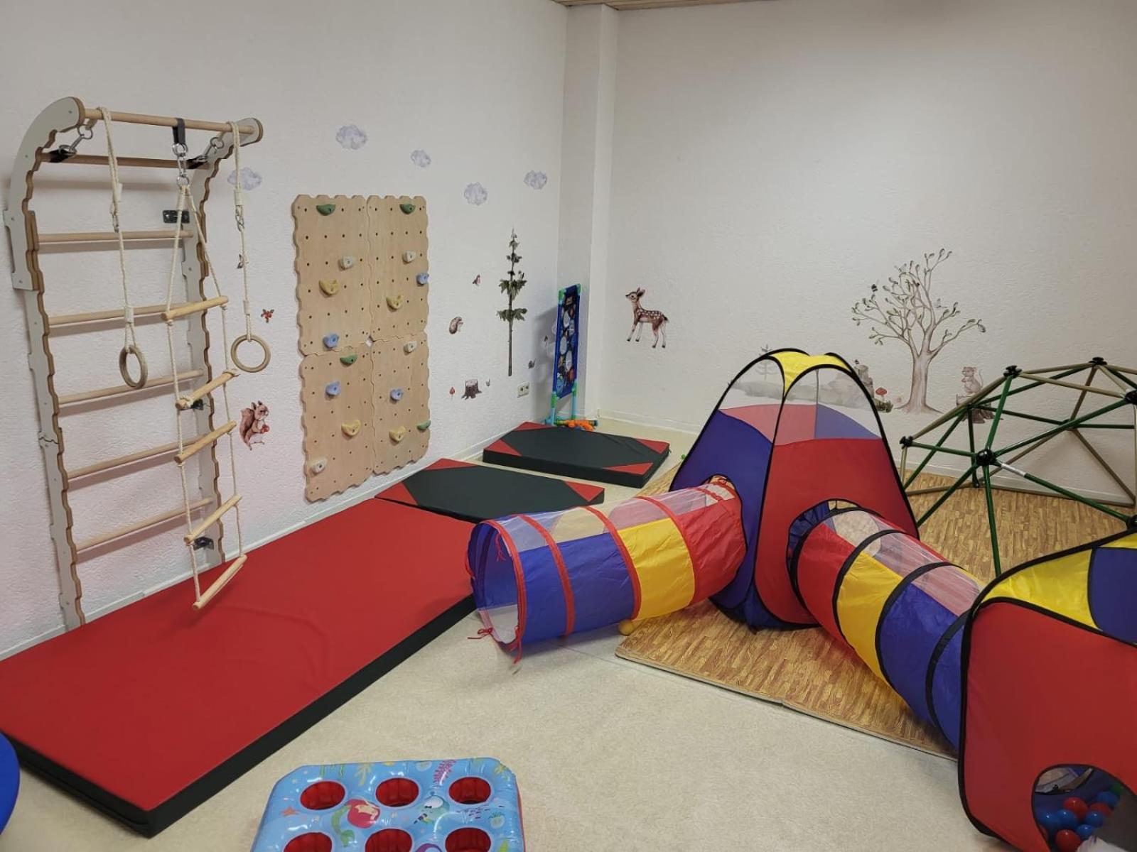 Schöne Ferienwohnung mit Schwimmbad, Sauna und Balkon