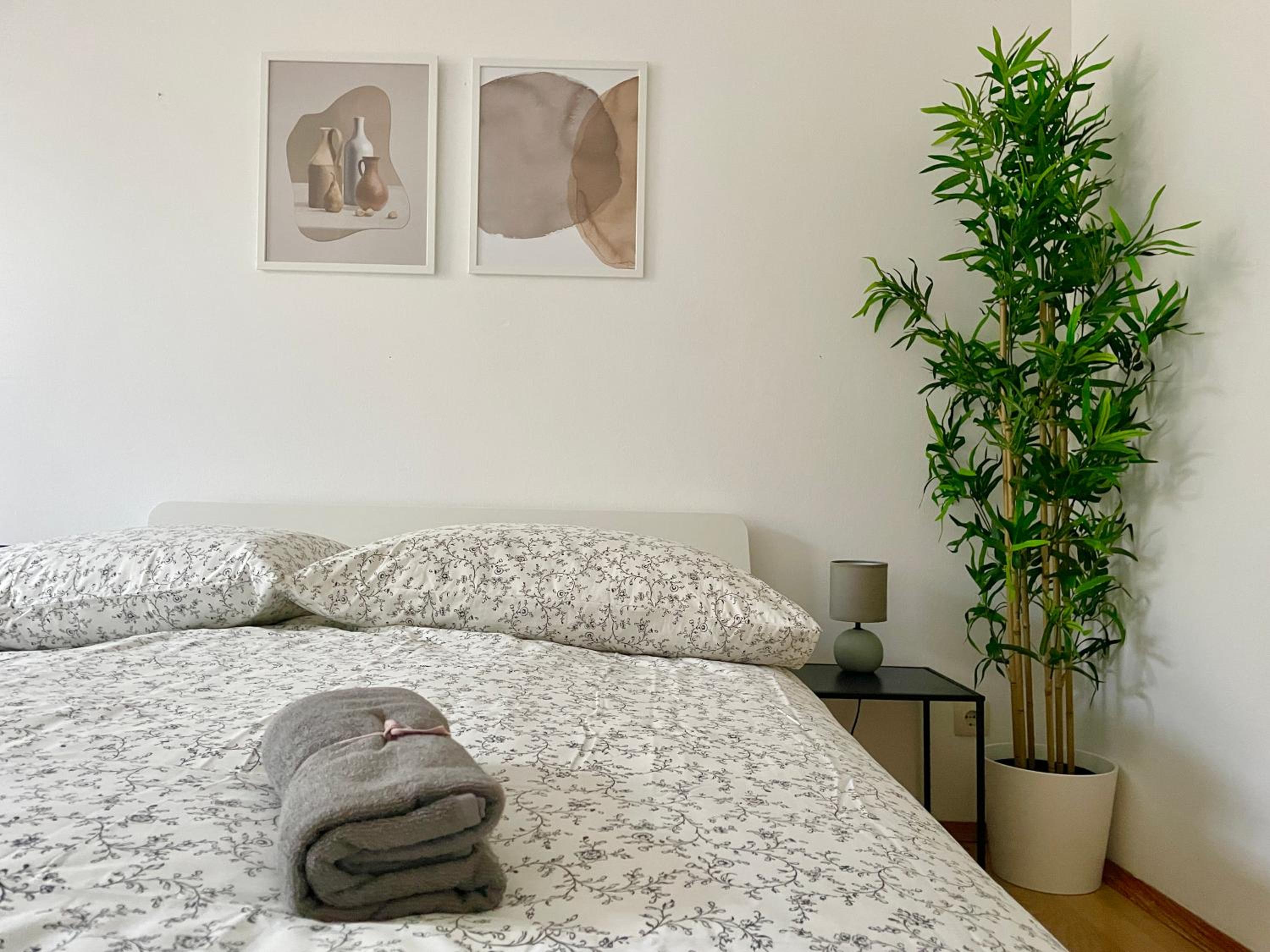100m2 Flat with Balcony near Mariahilferstrasse - Free Parking