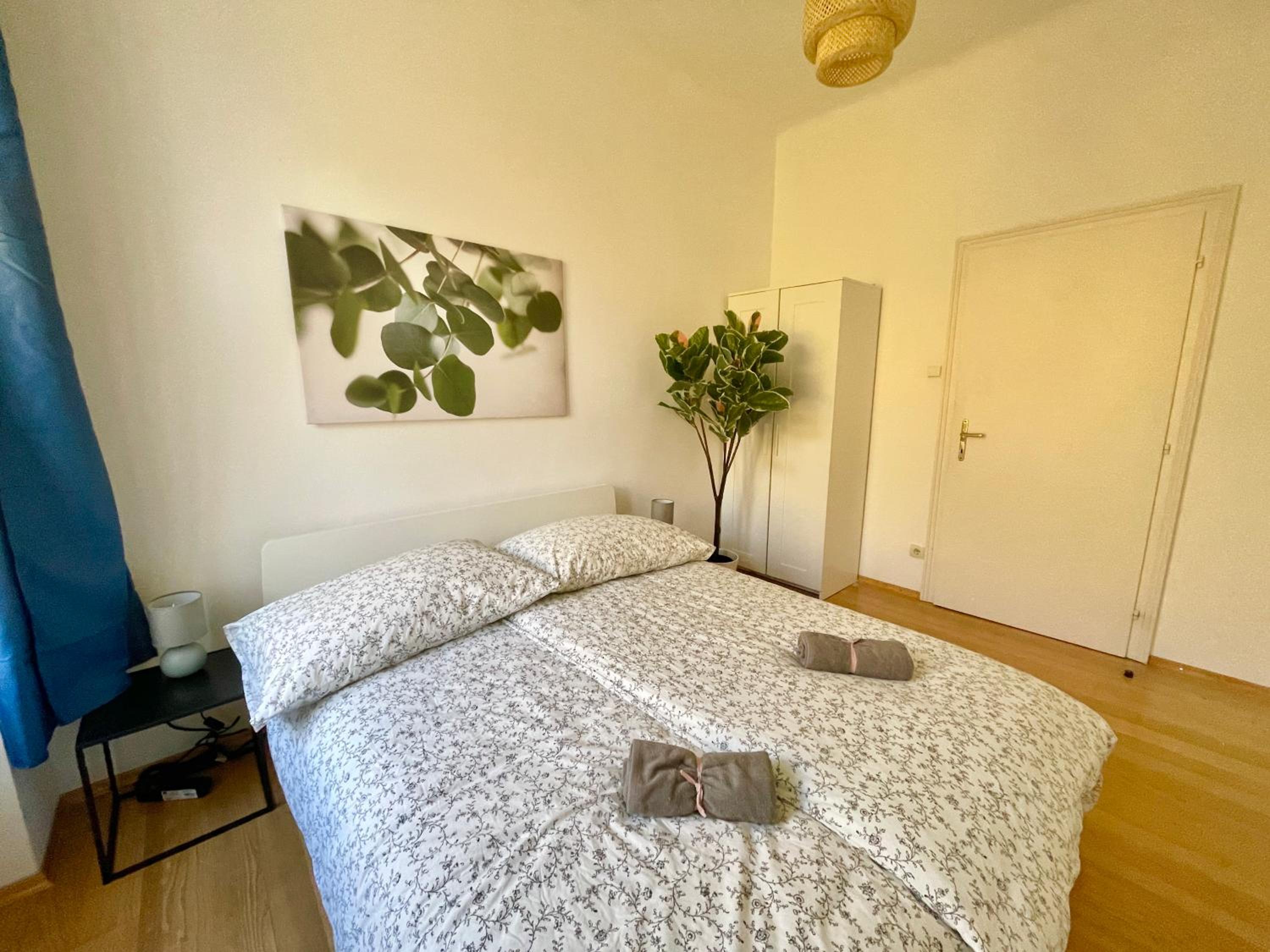 100m2 Flat with Balcony near Mariahilferstrasse - Free Parking
