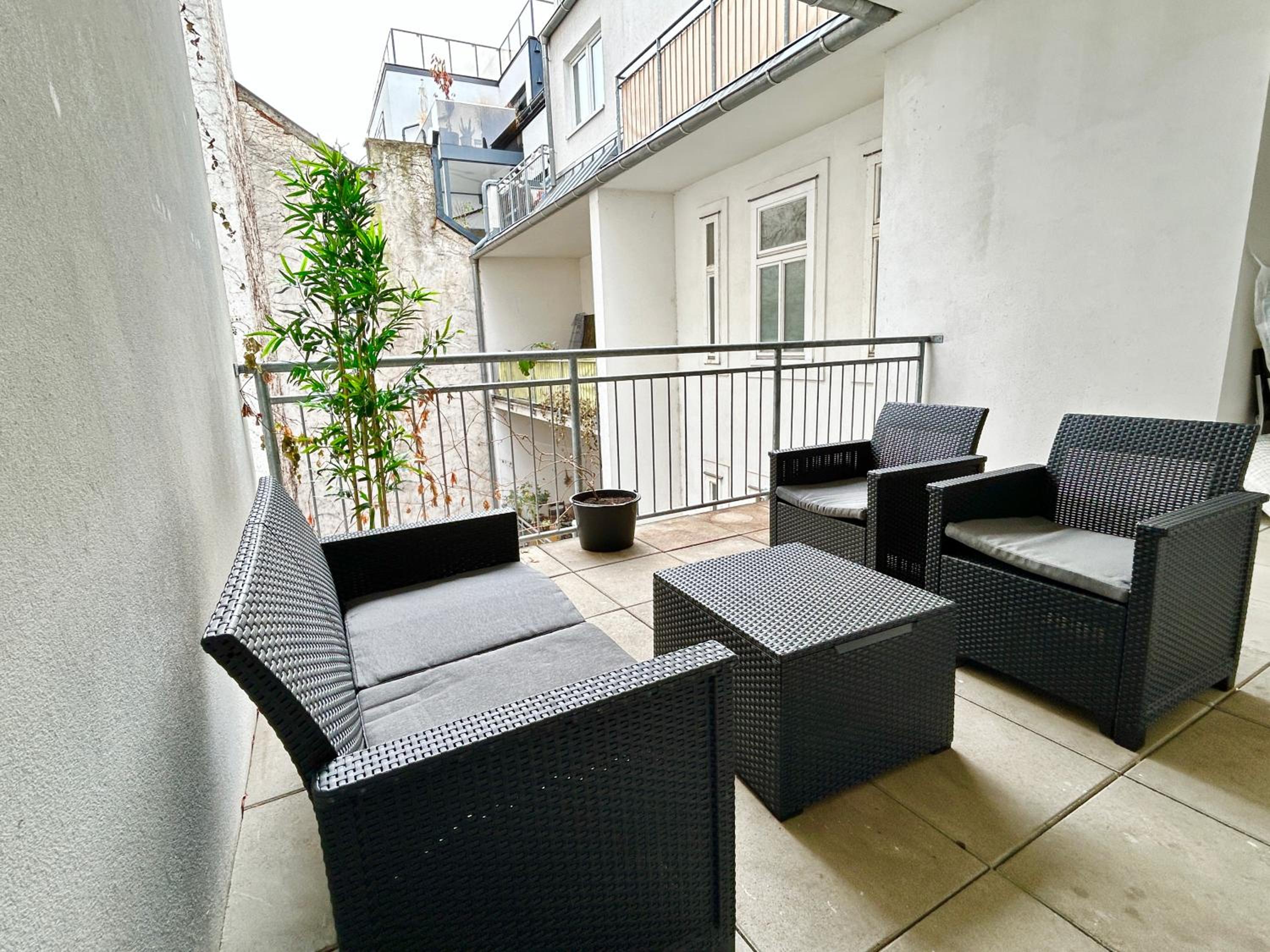 100m2 Flat with Balcony near Mariahilferstrasse - Free Parking