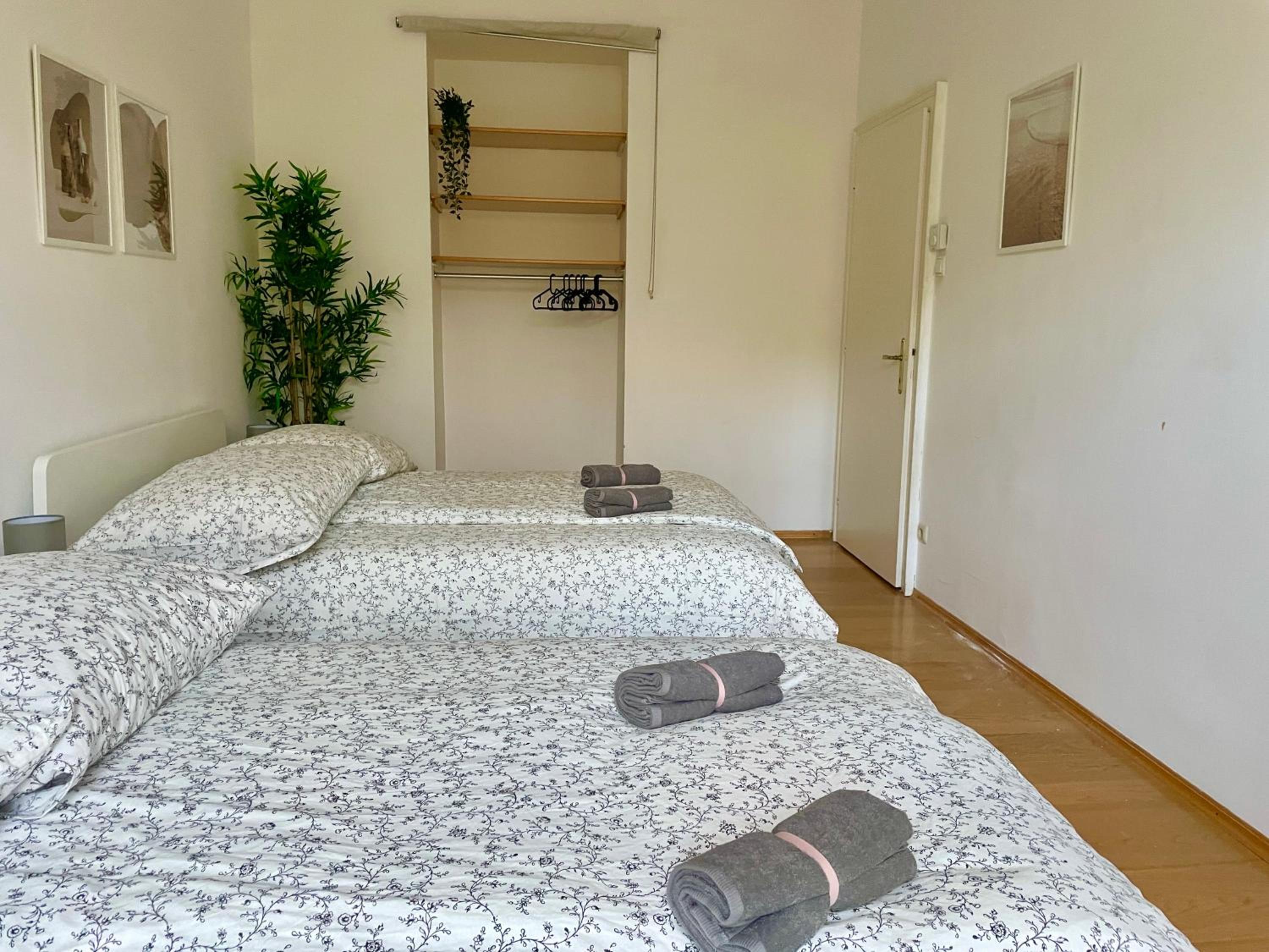 100m2 Flat with Balcony near Mariahilferstrasse - Free Parking