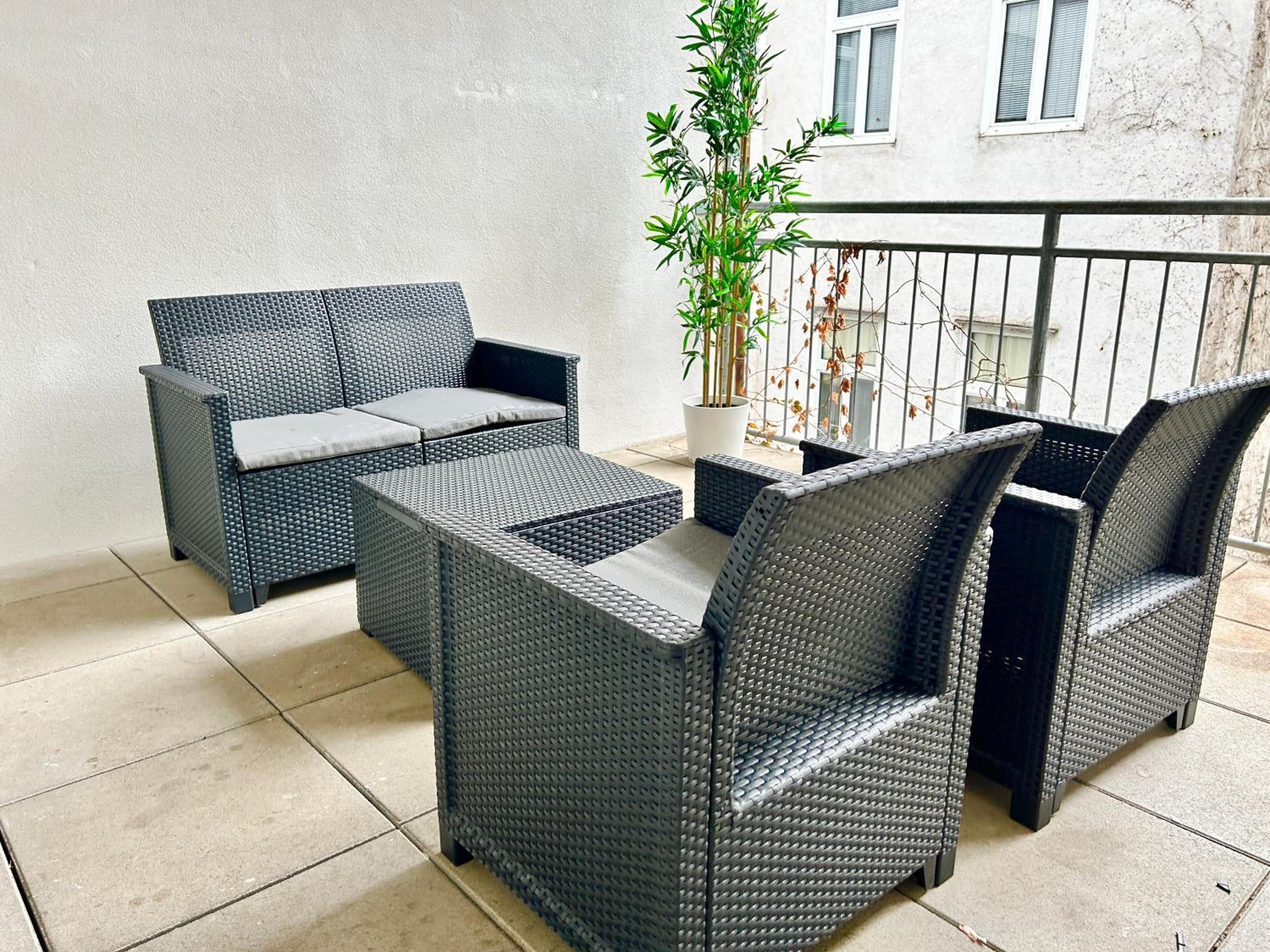 100m2 Flat with Balcony near Mariahilferstrasse - Free Parking