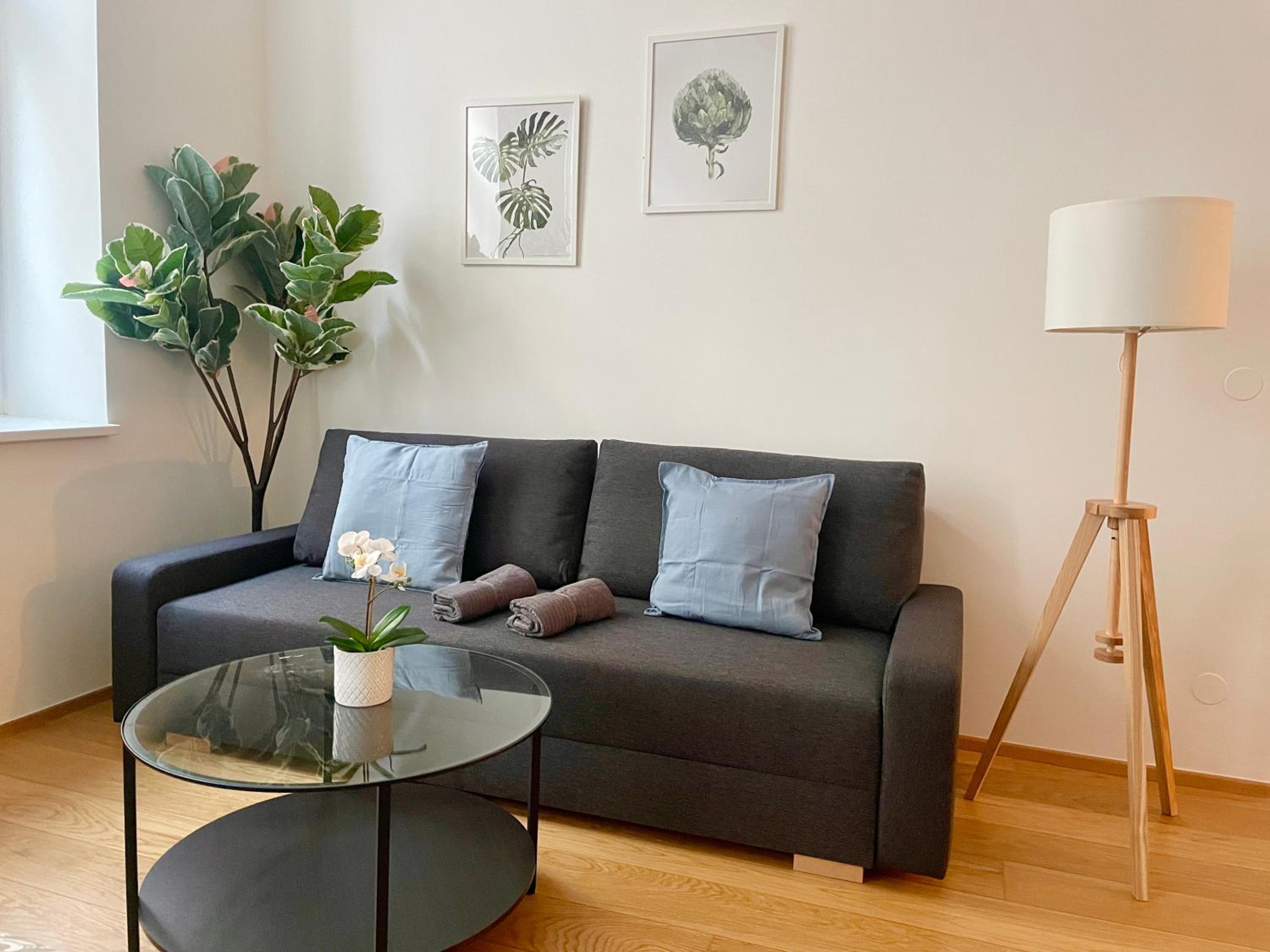 100m2 Flat with Balcony near Mariahilferstrasse - Free Parking